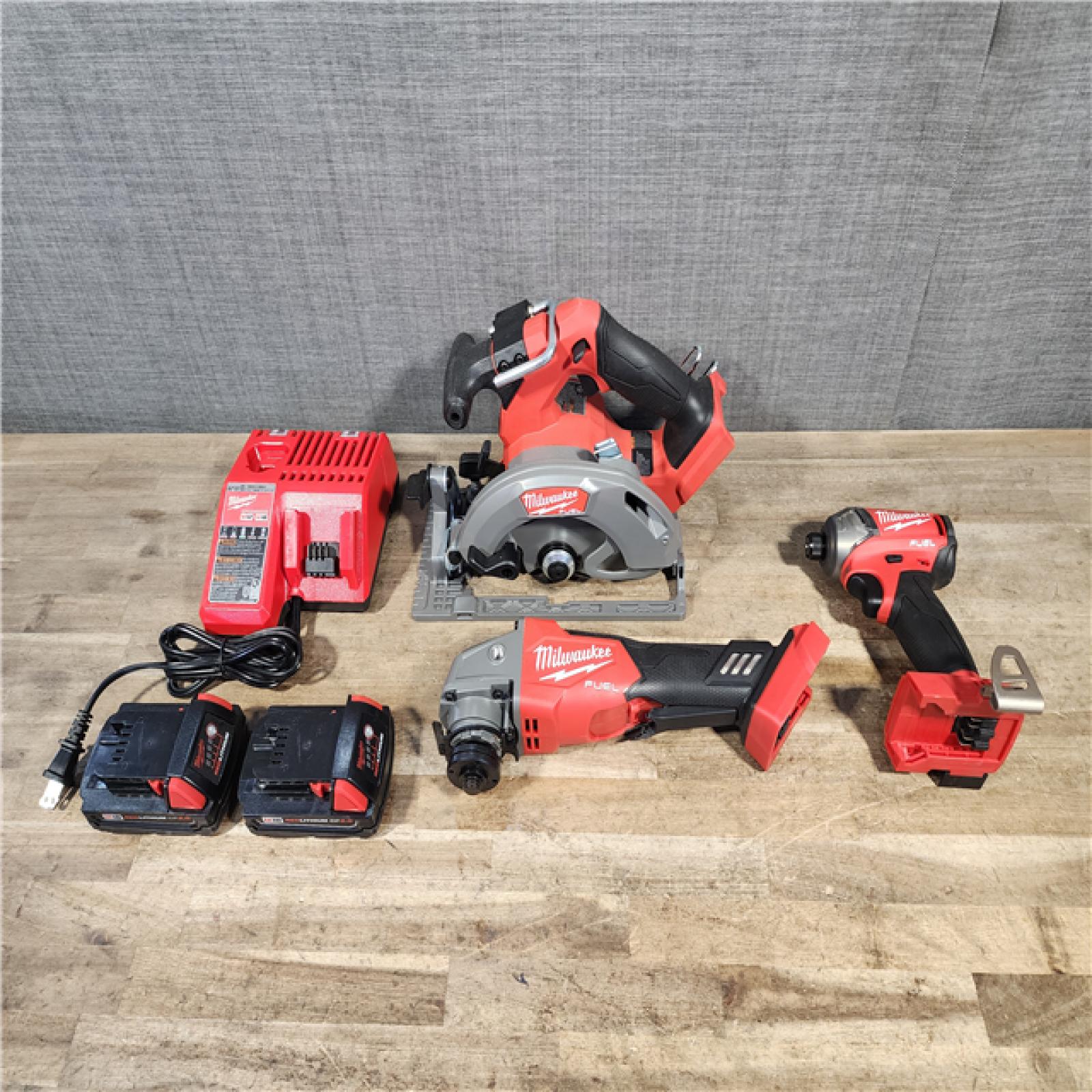 HOUSTON LOCATION - AS-IS MILWAUKEE 3 TOOL COMBO W/ (2) BATTERY & CHARGER