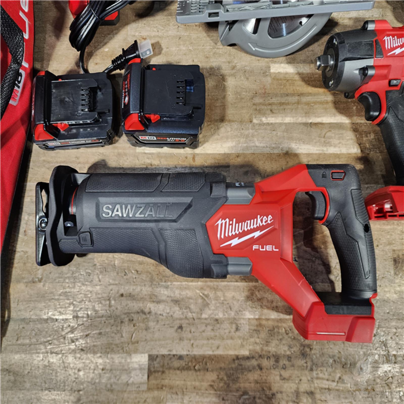 HOUSTON LOCATION - AS-IS MILWAUKEE 6 TOOL COMBO KIT W/ (2) BATTERY & CHARGER