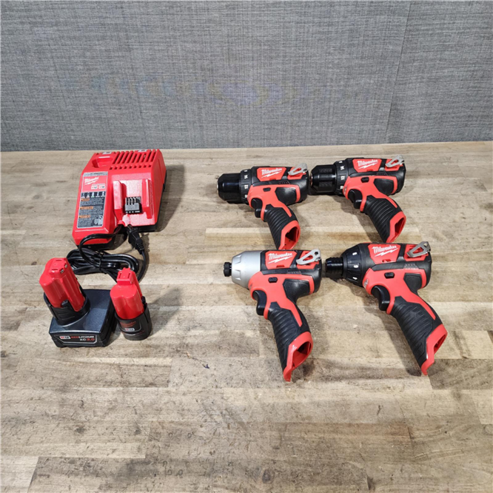 HOUSTON LOCATION - AS-IS MILWAUKEE 4 TOOL COMBO KIT W/ (2) BATTERY & CHARGER