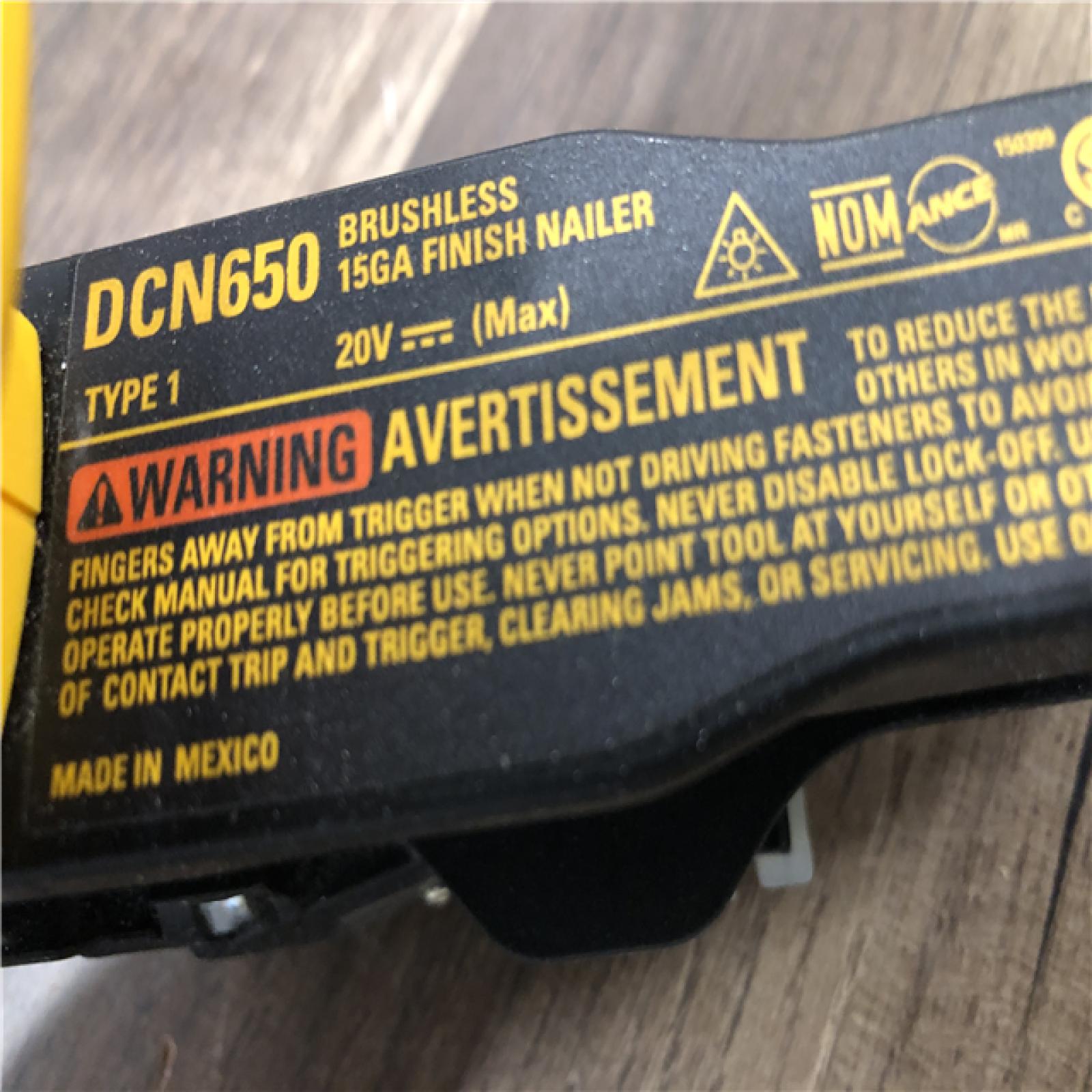 AS-IS DEWALT 20V MAX XR Lithium-Ion Cordless 2-1/2 in. 15-Gauge Finish Nailer Kit