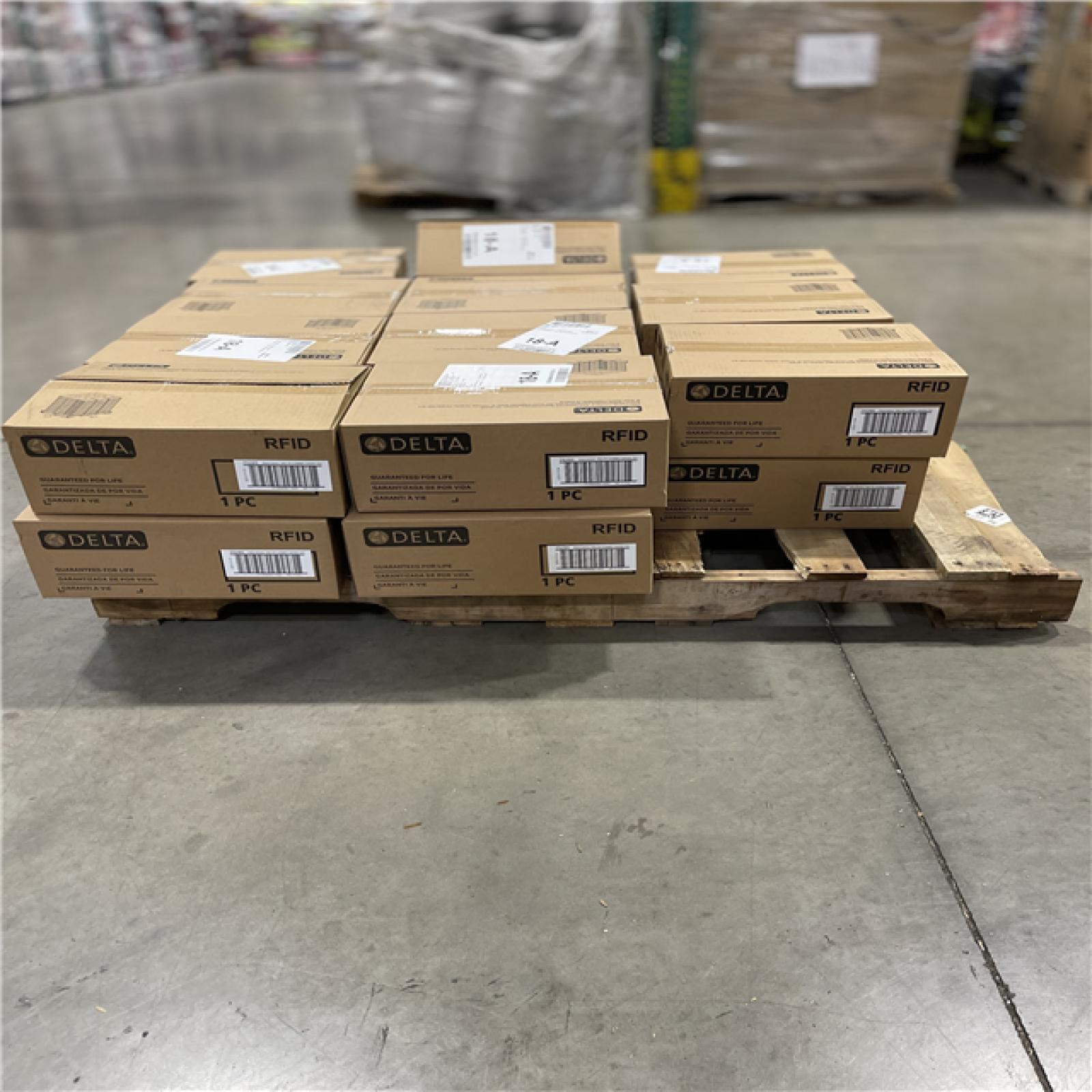 DALLAS LOCATION - DELTA Shower Head & Hand Shower 1.75 GPM 4-Setting in Chrome PALLET-(22 UNITS)