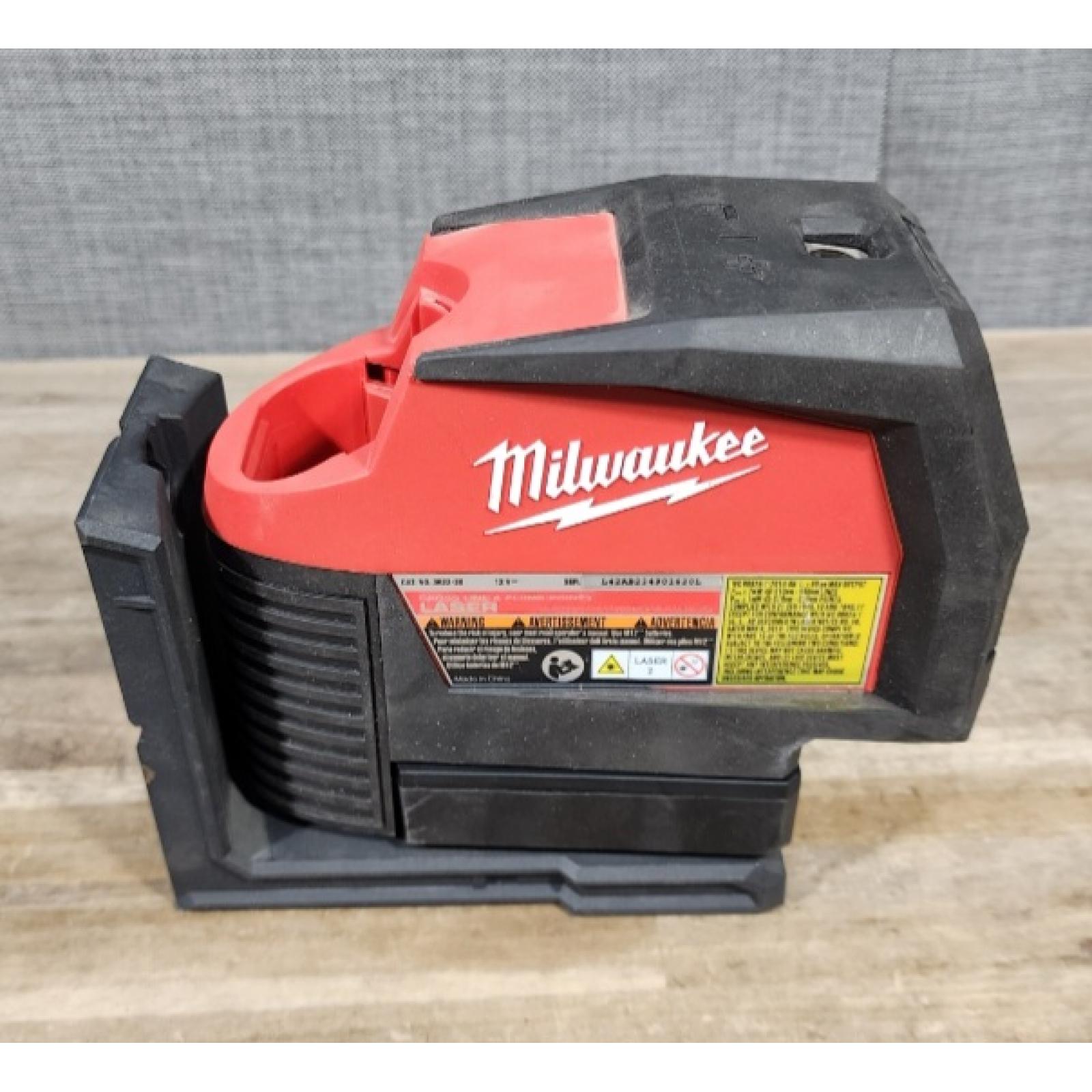 HOUSTON LOCATION - AS-IS Milwaukee Green 125 Ft. Cross Line and Plumb Points Laser Level Kit