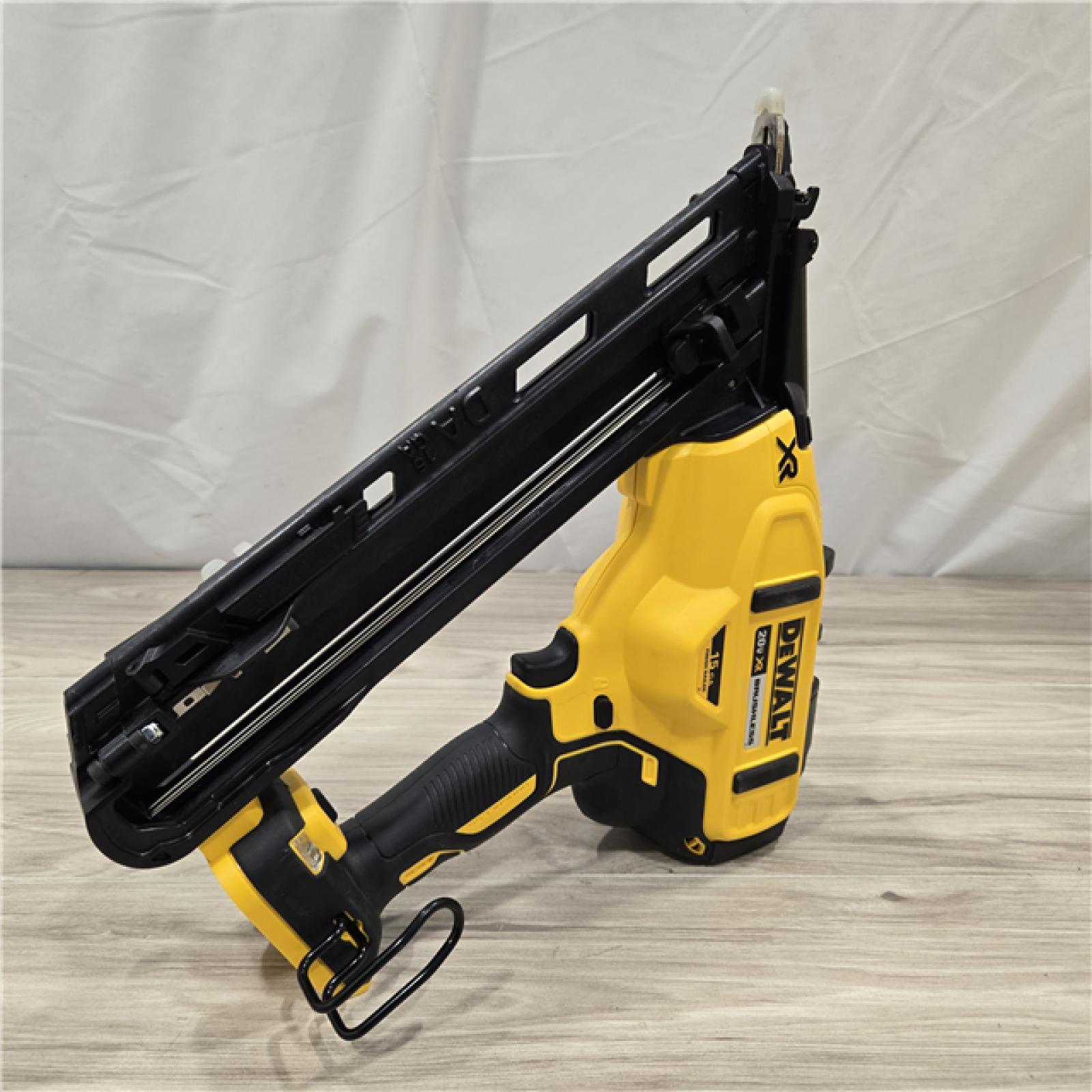 AS-IS DeWalt 15 GA ANGLED FINISH NAILER KIT