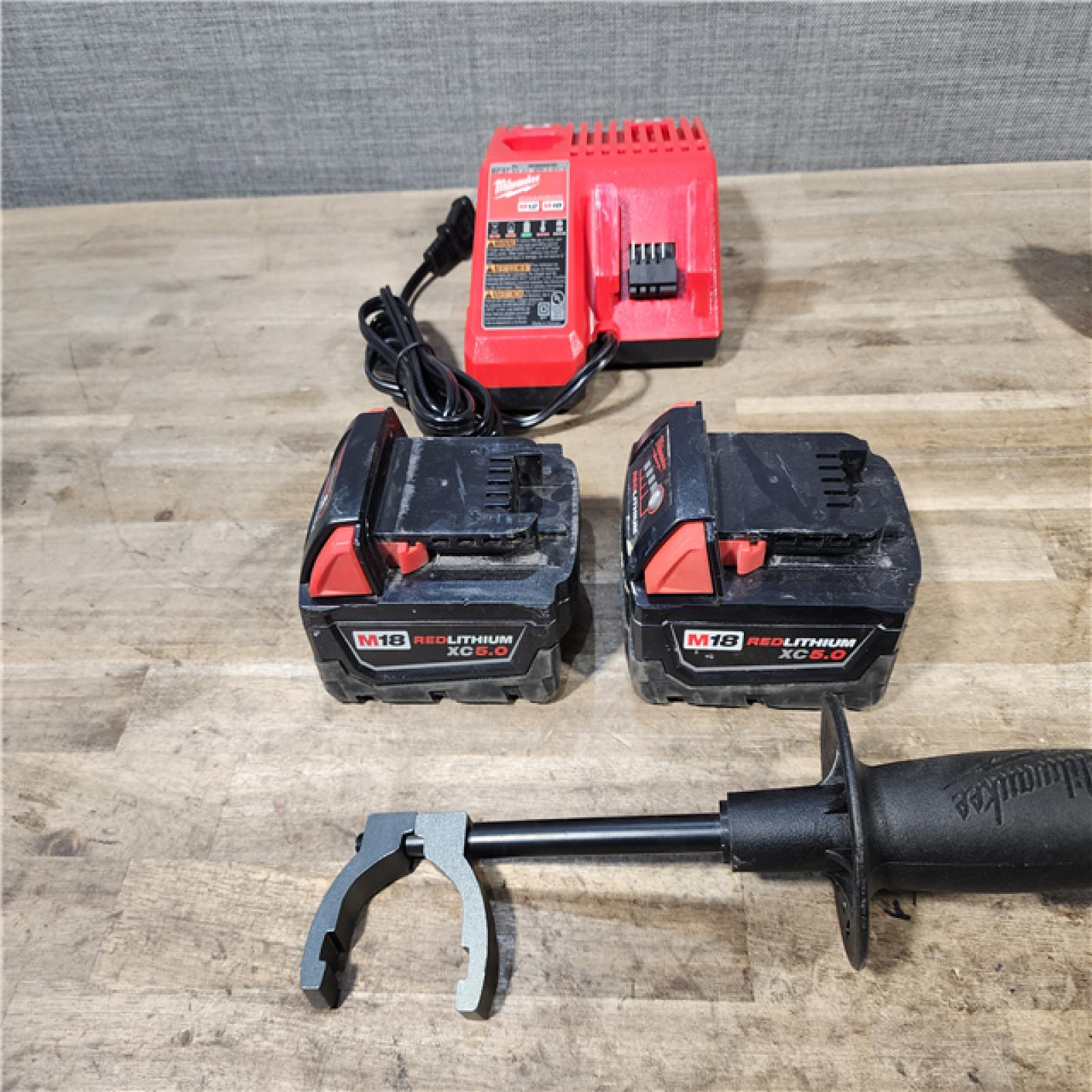 HOUSTON LOCATION - AS-IS MILWAUKEE 2 TOOL COMBO KIT W/ (2) BATTERY & CHARGER
