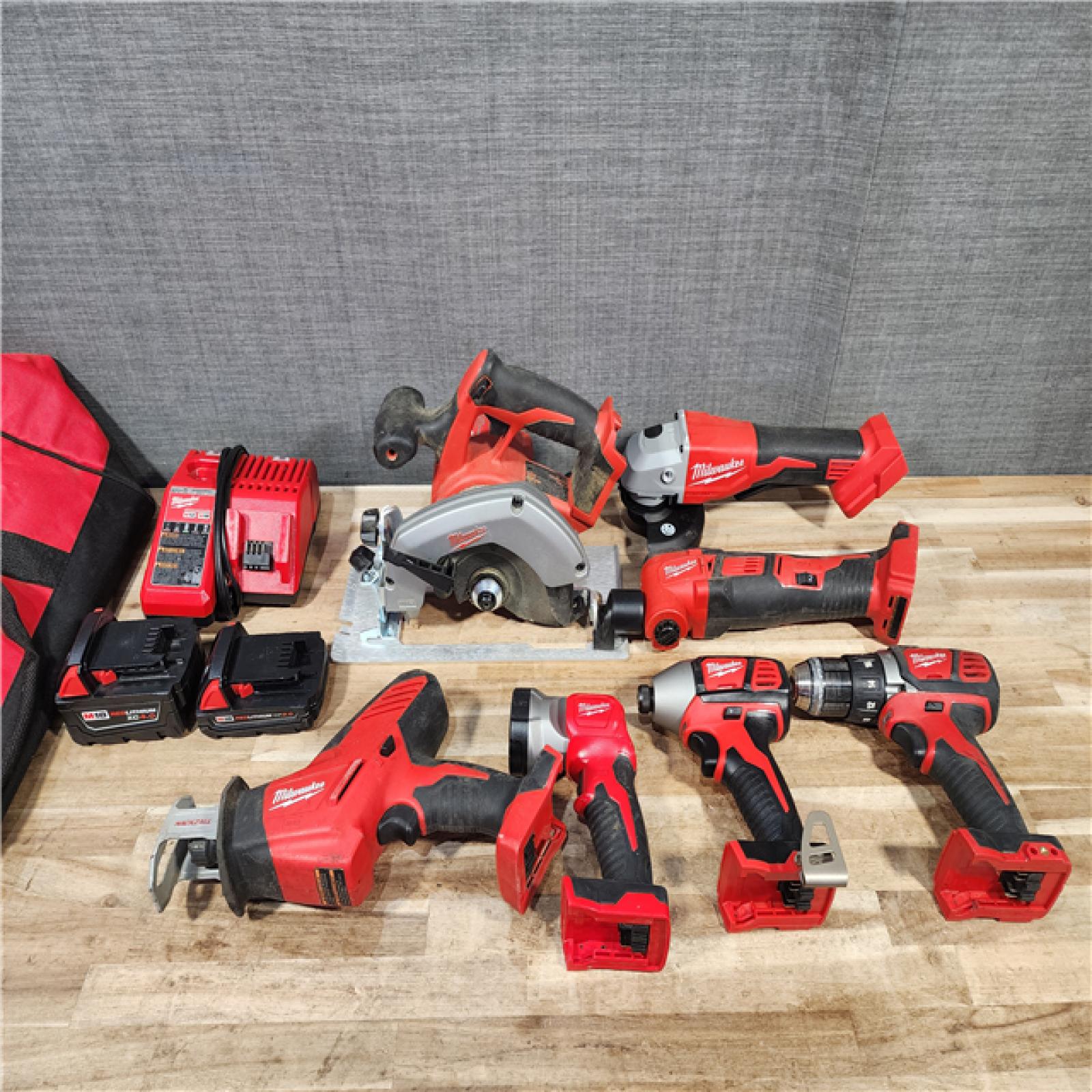 HOUSTON LOCATION - AS-IS MILWAUKEE 7 TOOL COMBO KIT W/ (2) BATTERY & CHARGER