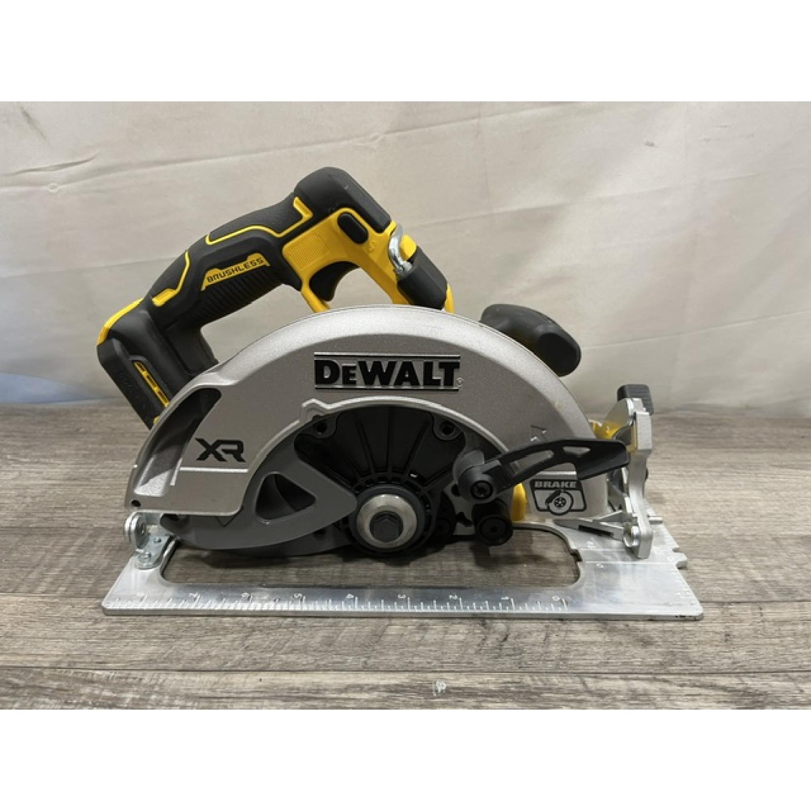 AS-IS DEWALT 20-Volt MAX 7-1/4 in. Cordless Circular Saw (Tool Only)