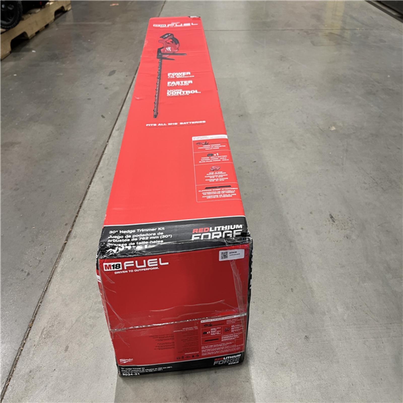 NEW - Milwaukee FUEL 18V 30 in. Brushless Cordless Battery Powered Hedge Trimmer Kit