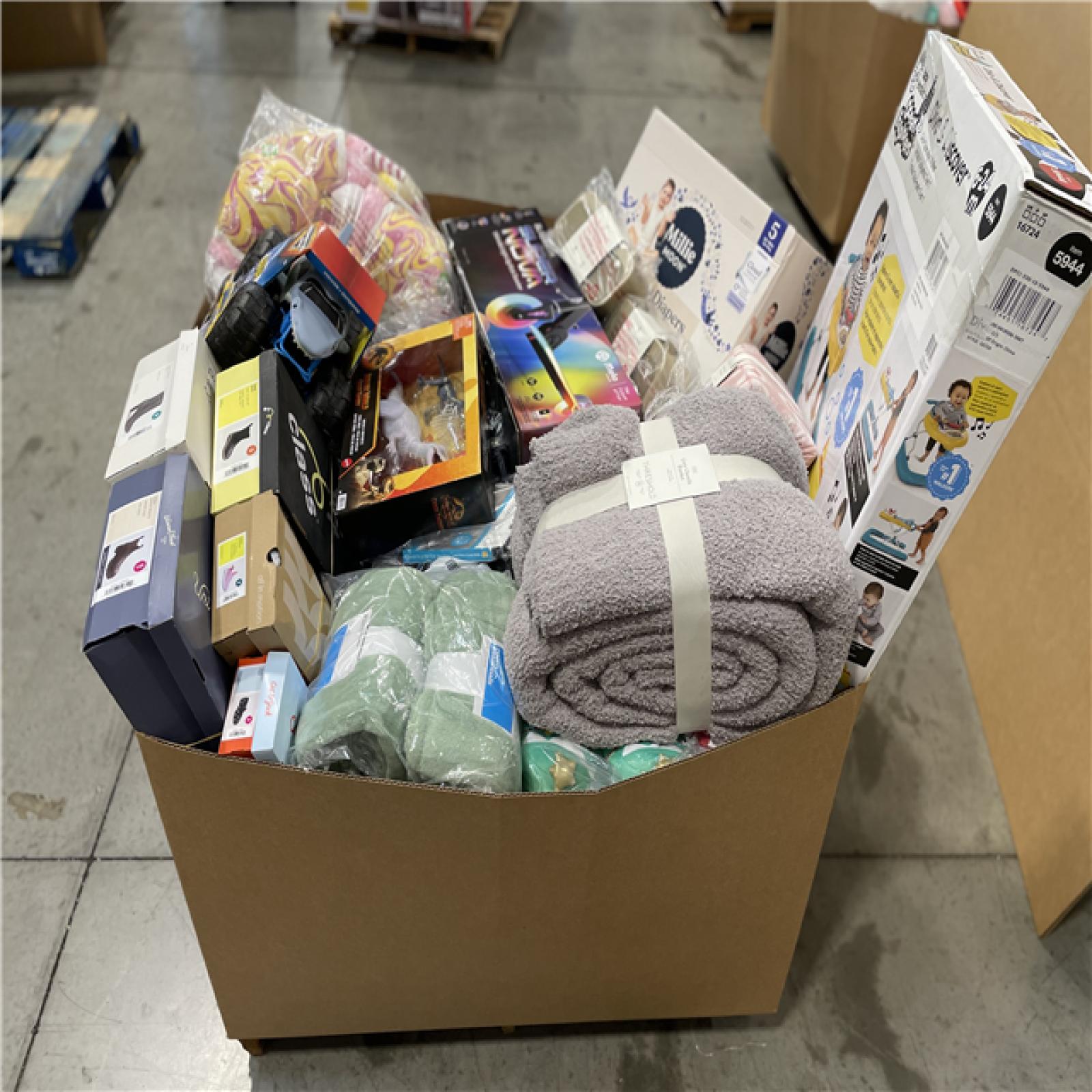 DALLAS LOCATION- NEW! BULLSEYE MIXED CLOTHING PALLET (300 UNITS)