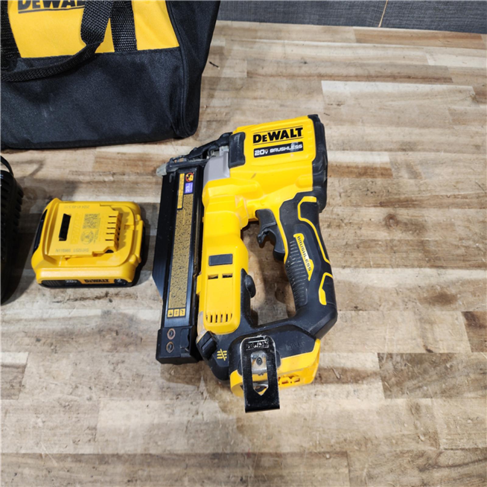 HOUSTON LOCATION - AS - IS DEWALT ATOMIC 20V MAX Lithium Ion Cordless 23 Gauge Pin Nailer Kit