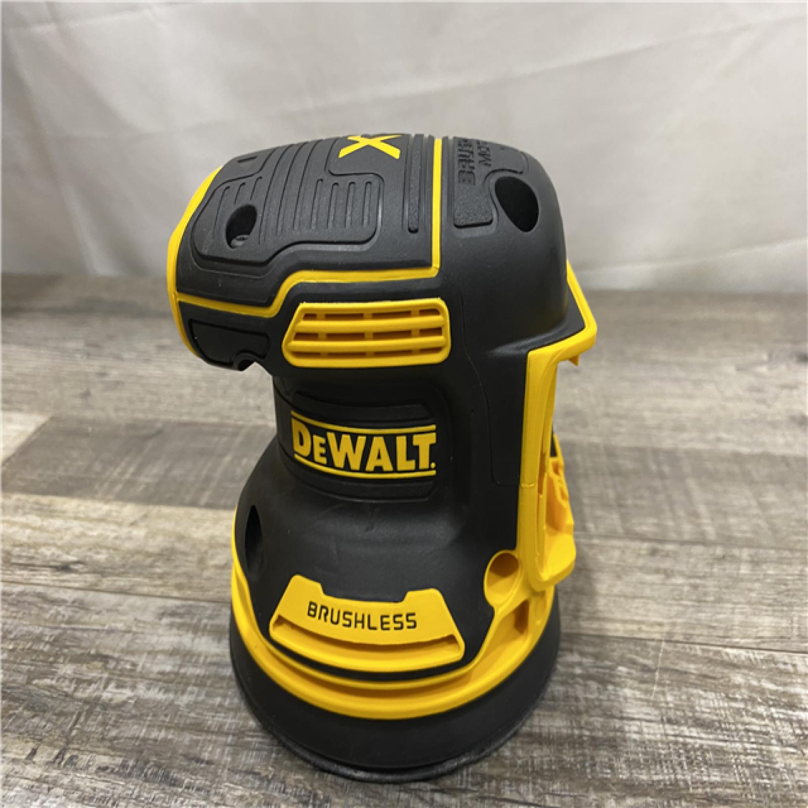 AS-IS DEWALT 20V MAX XR Cordless Brushless 5 in. Random Orbital Sander Kit