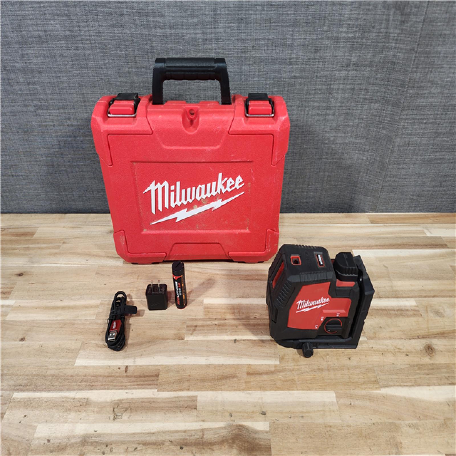 HOUSTON LOCATION - AS-IS (APPEARS LIKE NEW) Milwaukee Green 100 ft. Cross Line and Plumb Points Rechargeable Laser Level Kit