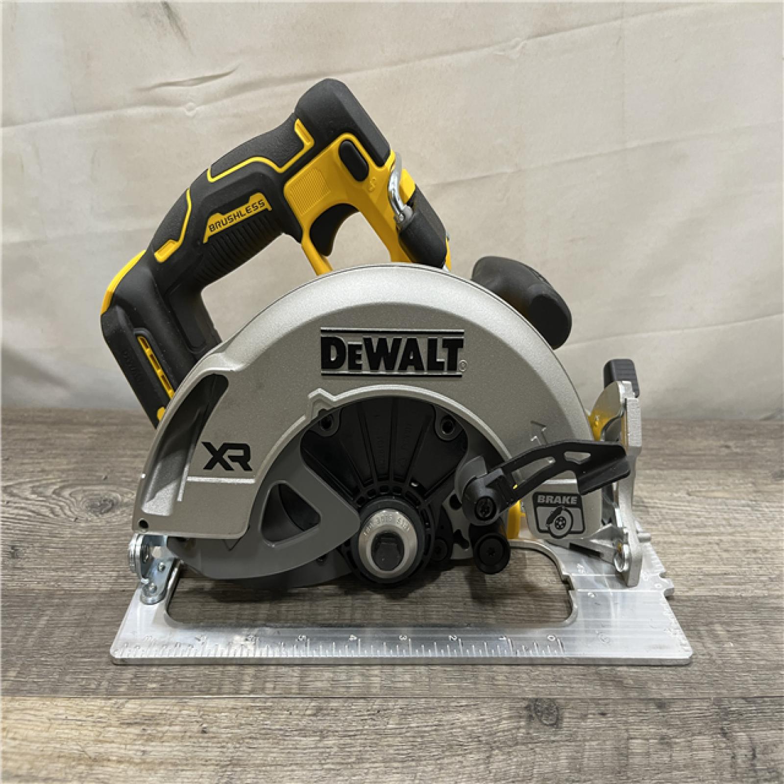 AS-IS DEWALT 20V MAX Lithium-Ion 7-1/4 in. Cordless Circular Saw Kit