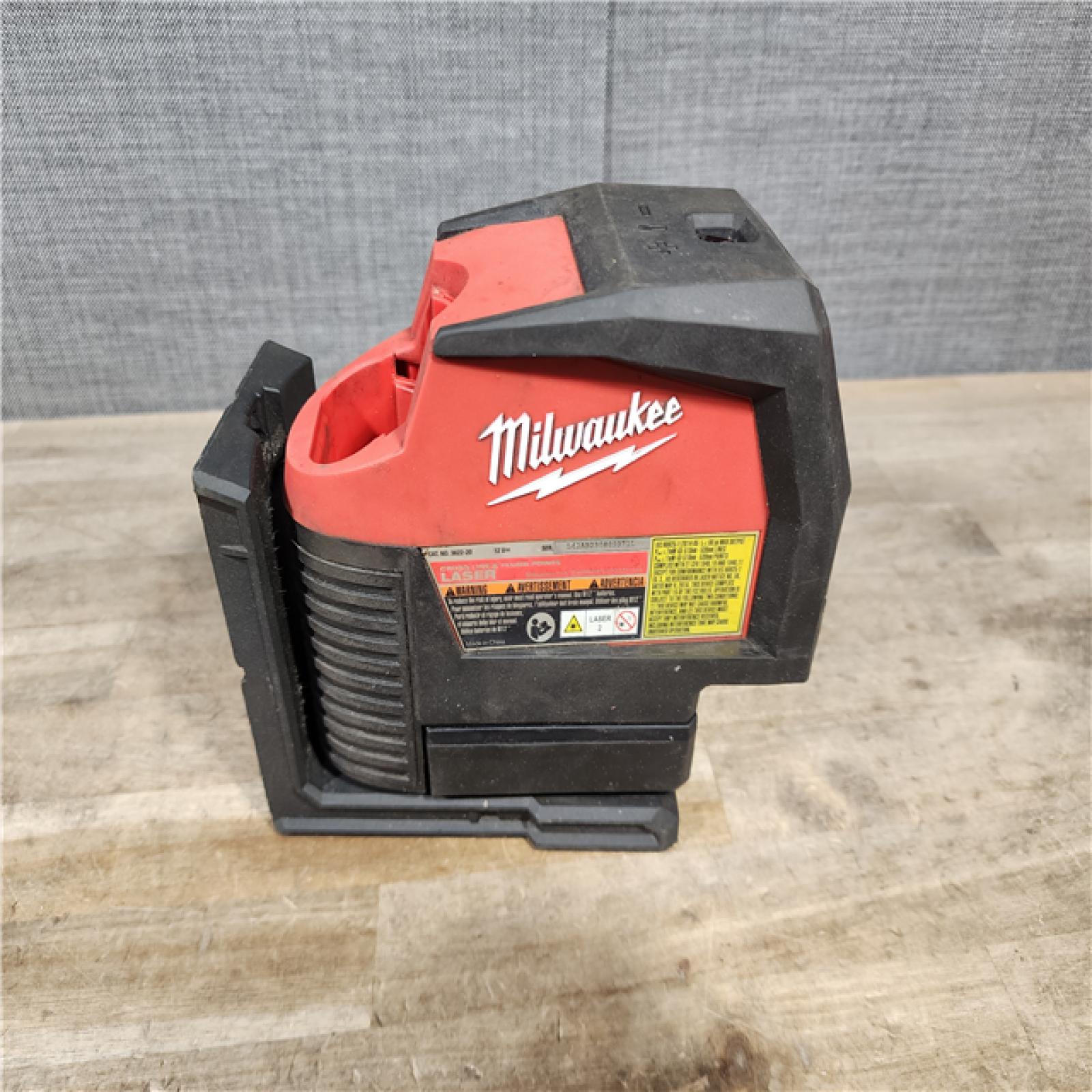 HOUSTON LOCATION - AS-IS Milwaukee Green 125 Ft. Cross Line and Plumb Points Laser Level Kit