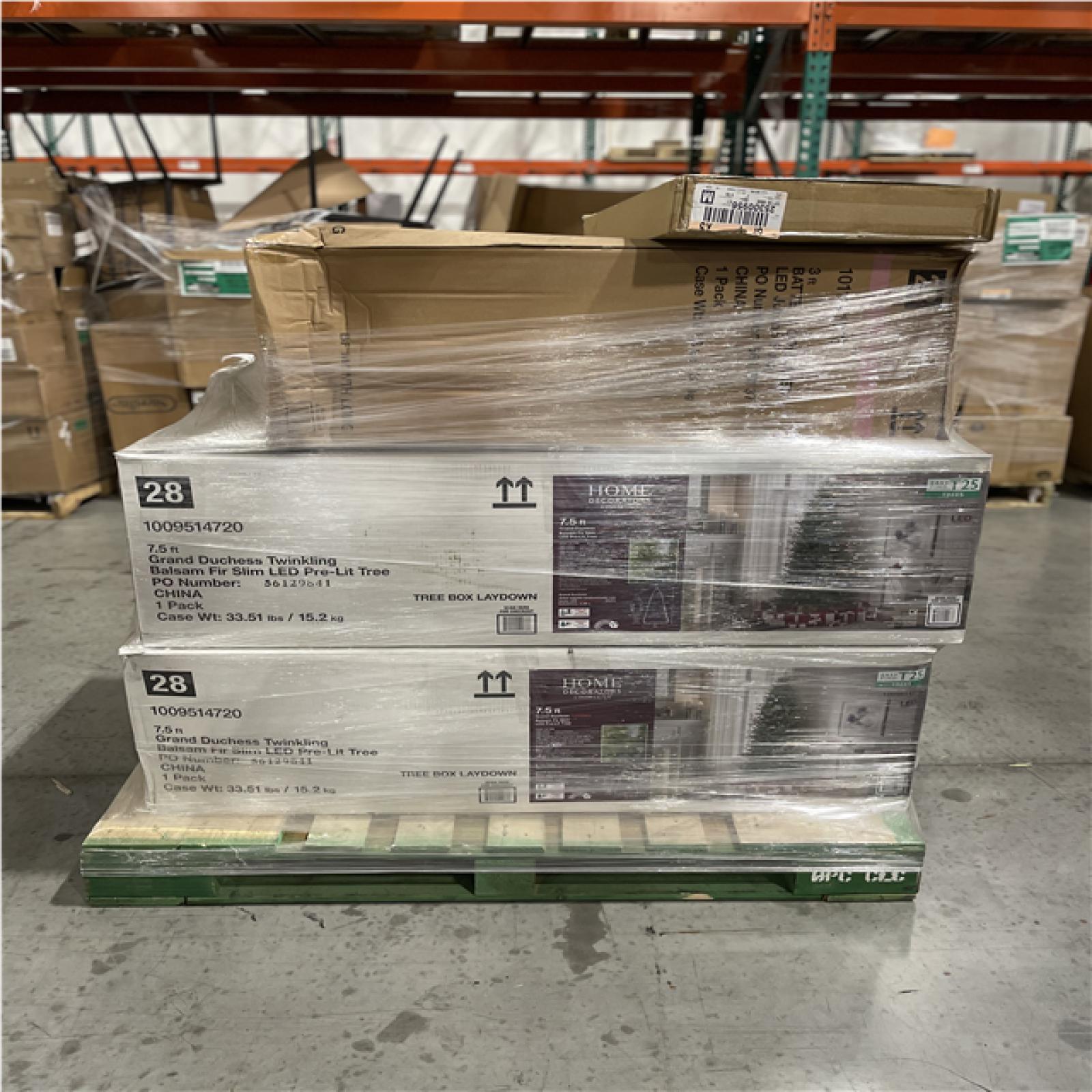 DALLAS LOCATION - AS-IS CHRISTMAS TREES & DECORATION PALLET