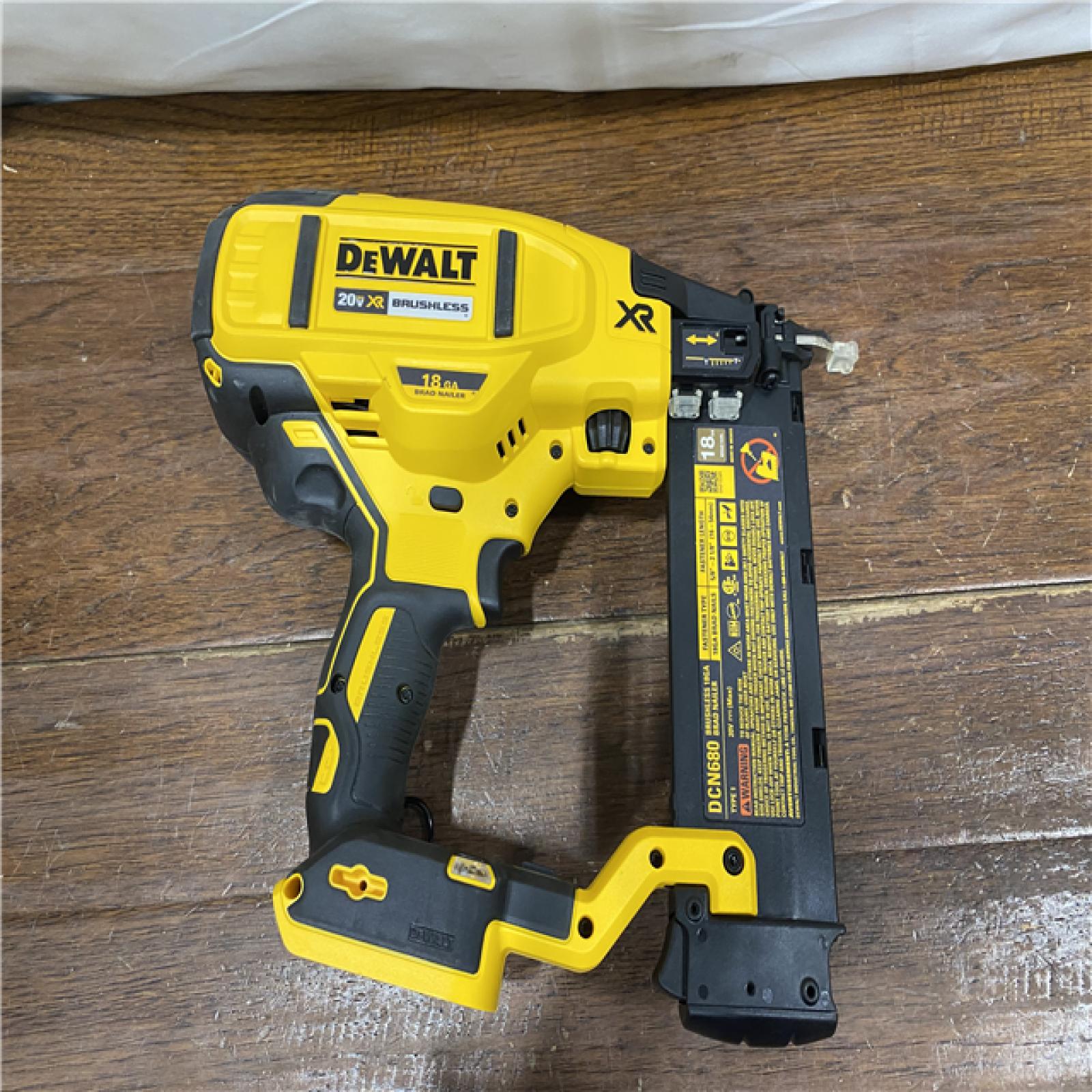 AS-IS DEWALT 20V MAX XR 18 Gauge Brad Nailer Kit