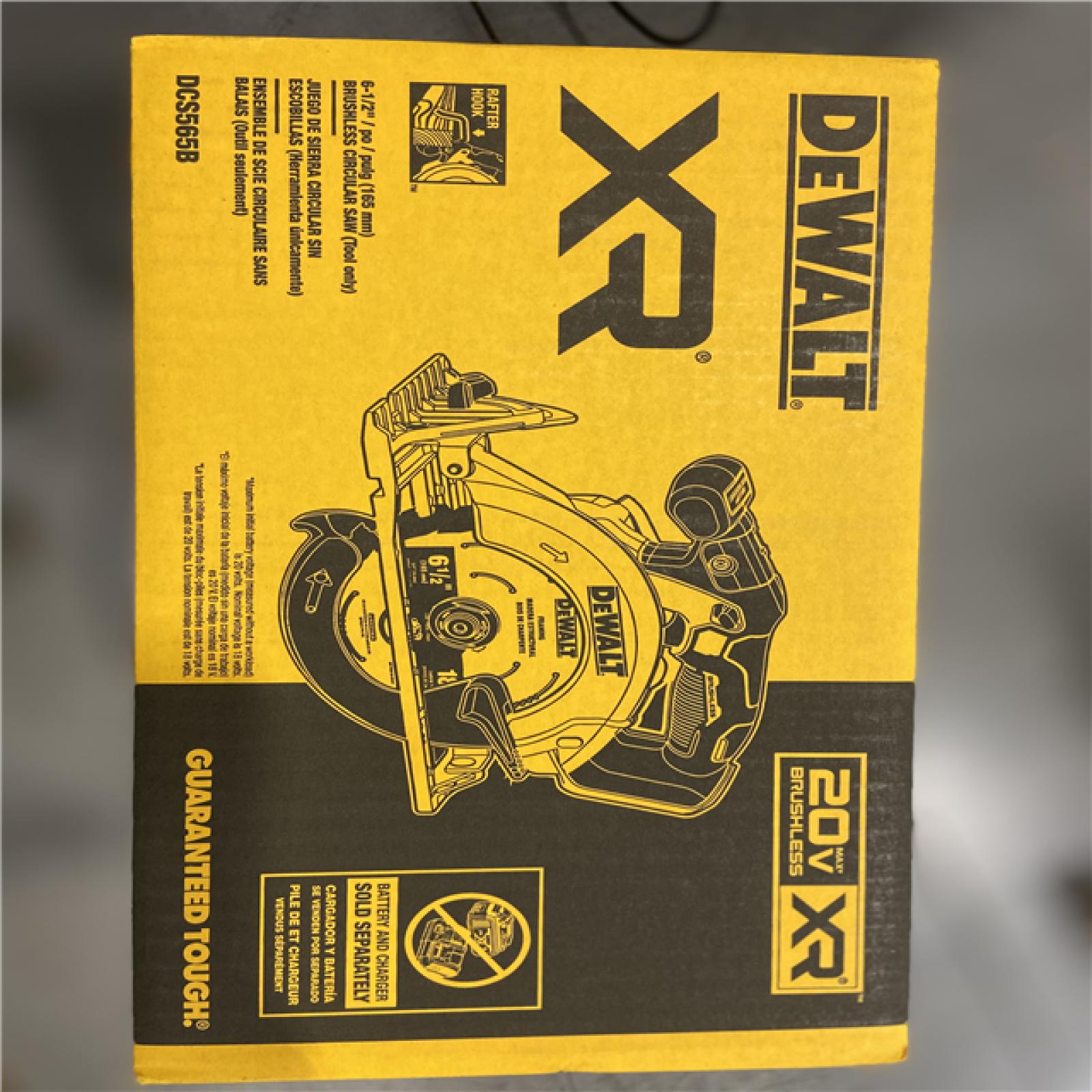 NEW! - DEWALT 20V MAX Cordless Brushless 6-1/2 in. Sidewinder Style Circular Saw (Tool Only)