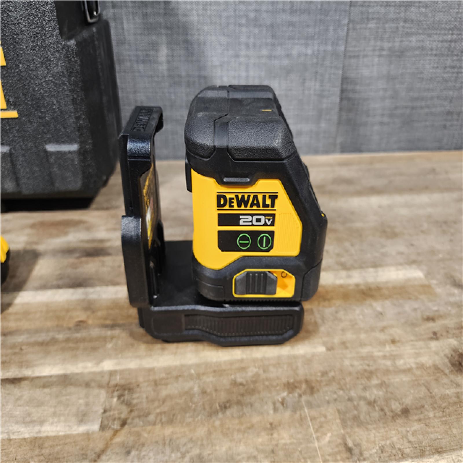 HOUSTON LOCATION - AS-IS Dewalt 20V MAX Lithium-Ion Cordless Green Cross Line Laser W/ BATTERY & CHARGER