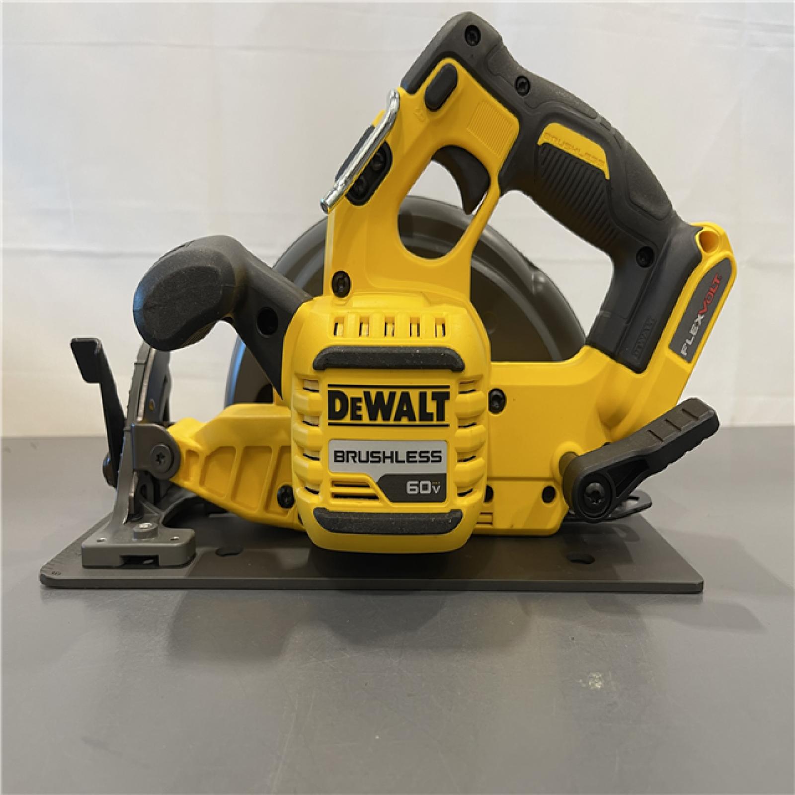Like New! - DeWALT Flexvolt Max 7-1/4  60V Brushless Circular Saw