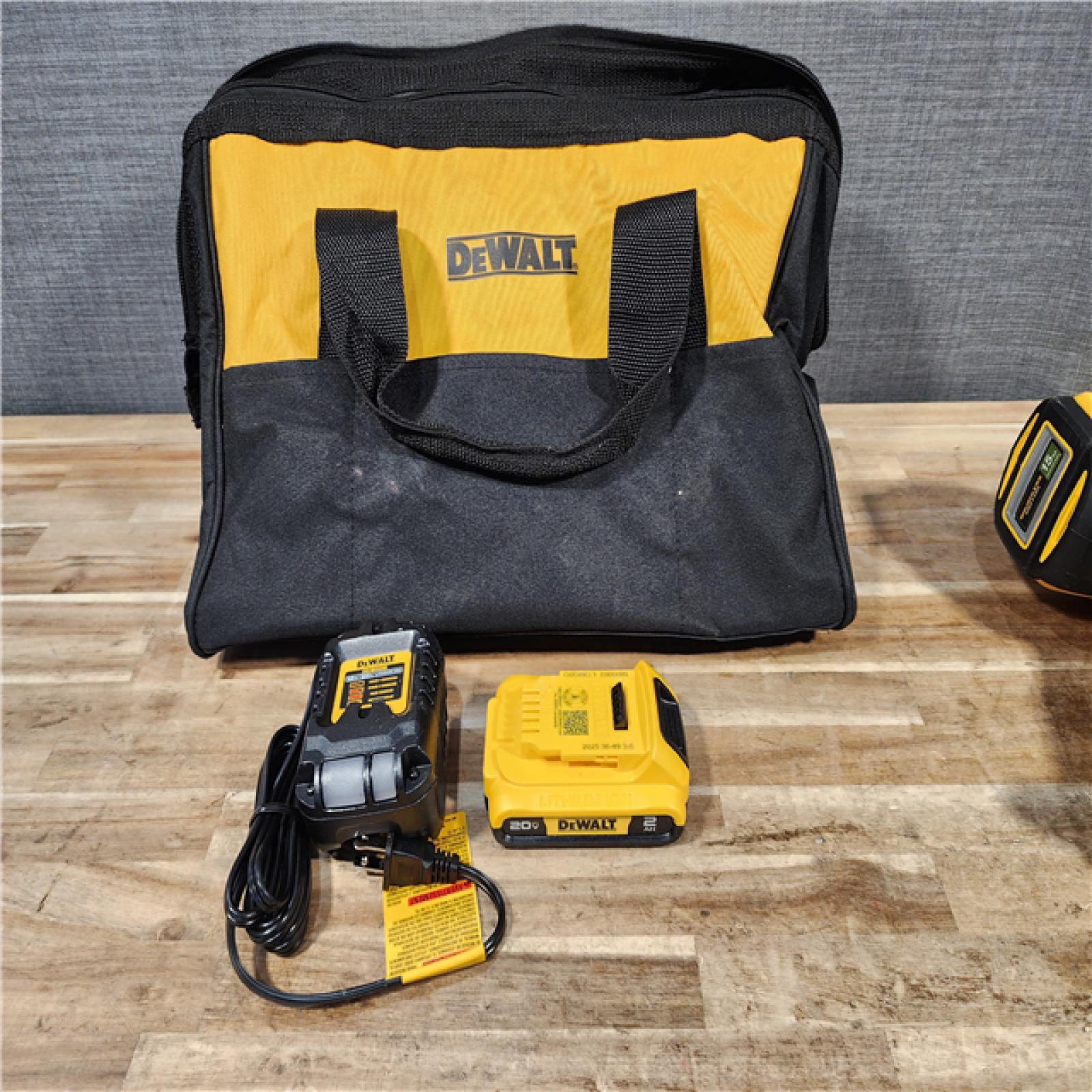 HOUSTON LOCATION - AS-IS DEWALT 20V MAX XR Lithium-Ion Cordless 2-1/2 in. 15-Gauge Finish Nailer Kit