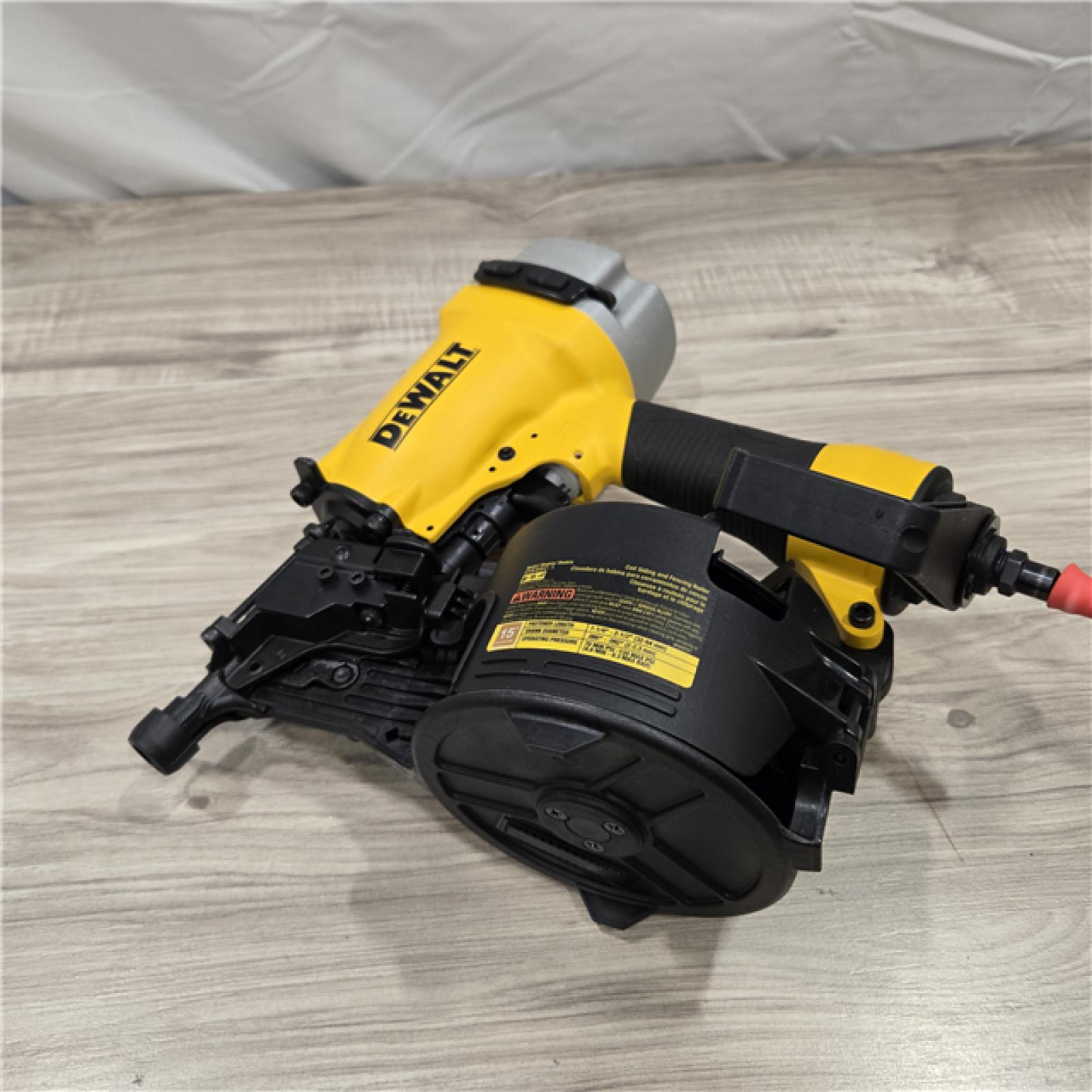 LIKE NEW! - DeWalt DW66C-1 15 Degree 2-1/2 in. Coil Siding Nailer