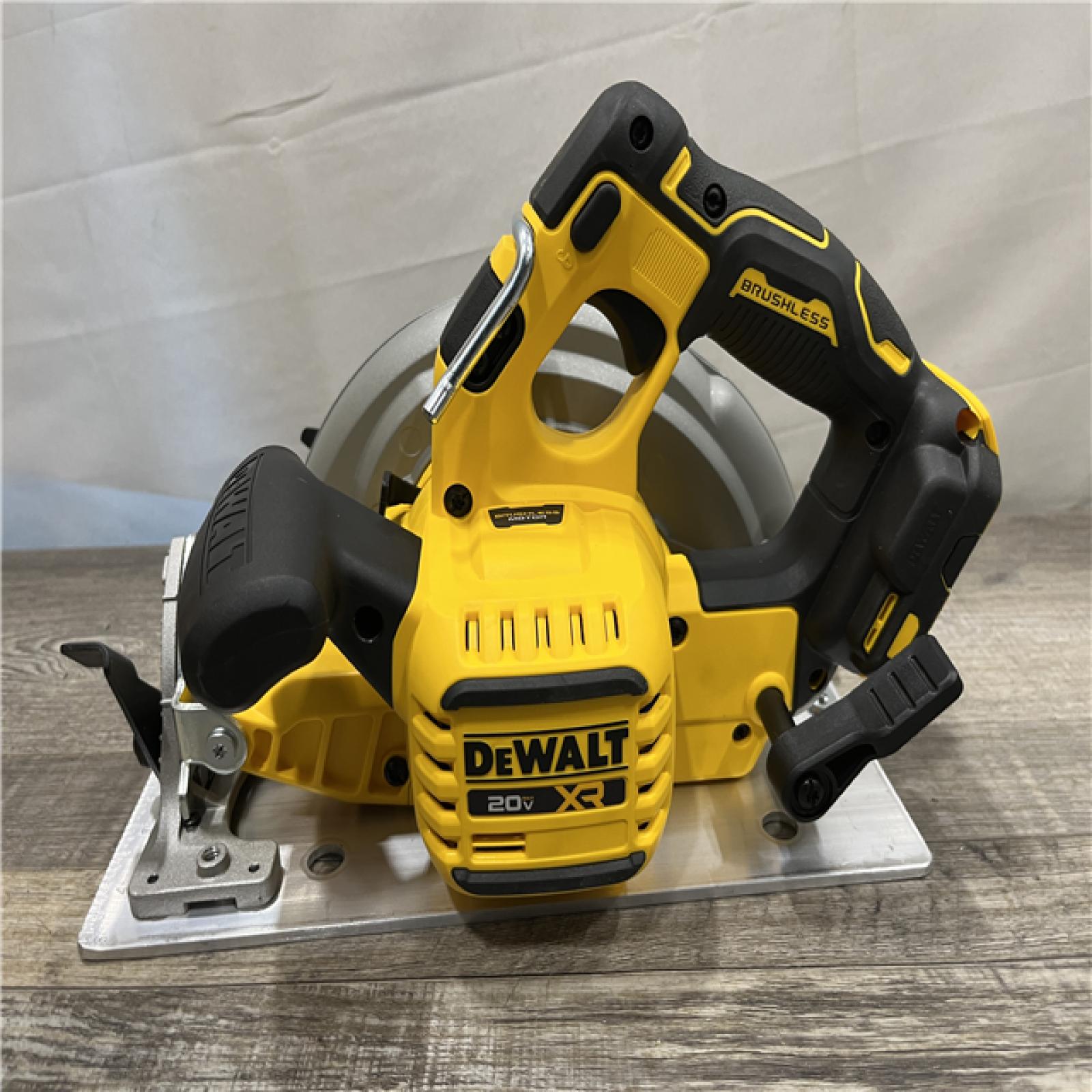 AS-IS DEWALT 20-Volt MAX 7-1/4 in. Cordless Circular Saw (Tool Only)