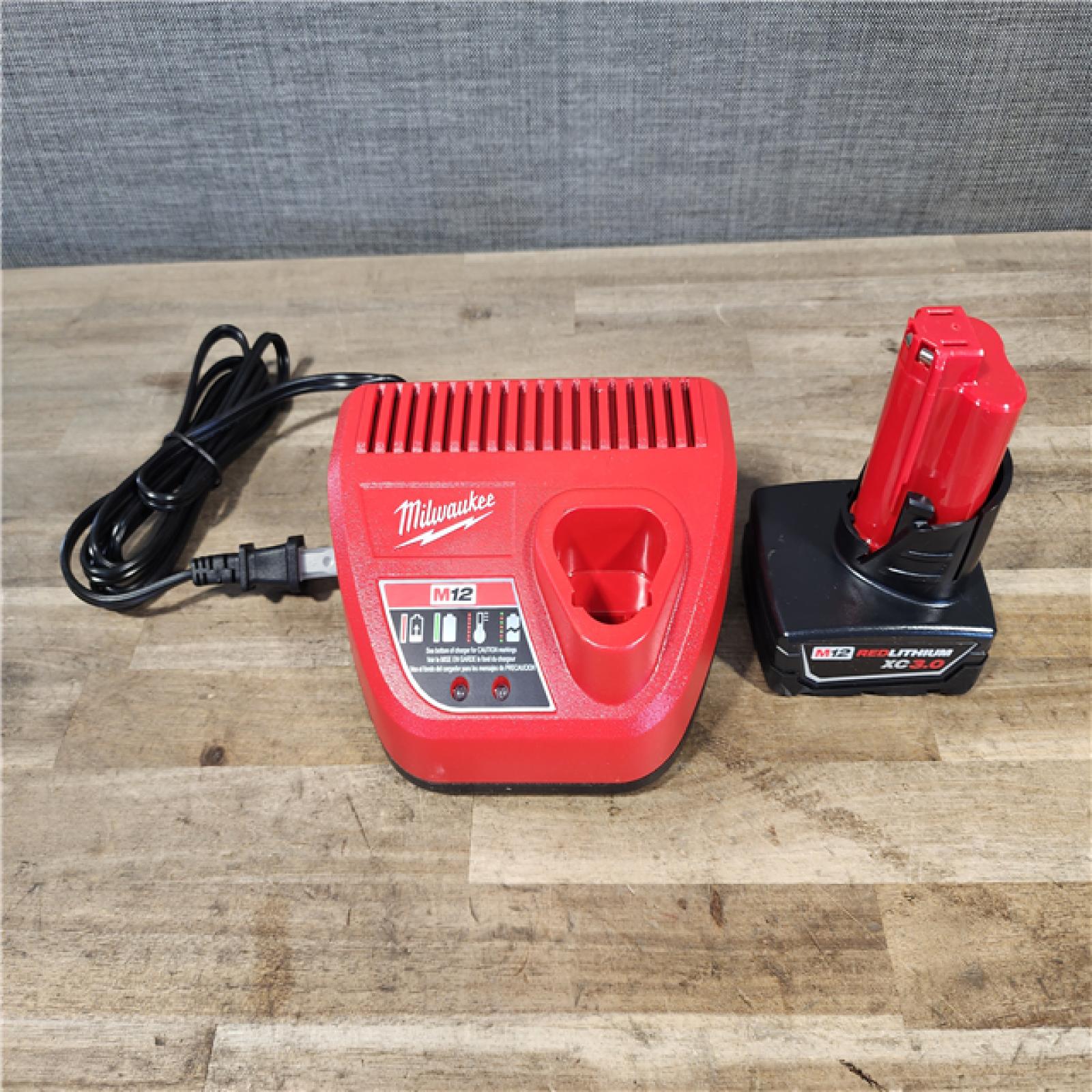 HOUSTON LOCATION - AS-IS Milwaukee Green 125 Ft. Cross Line and Plumb Points Laser Level Kit