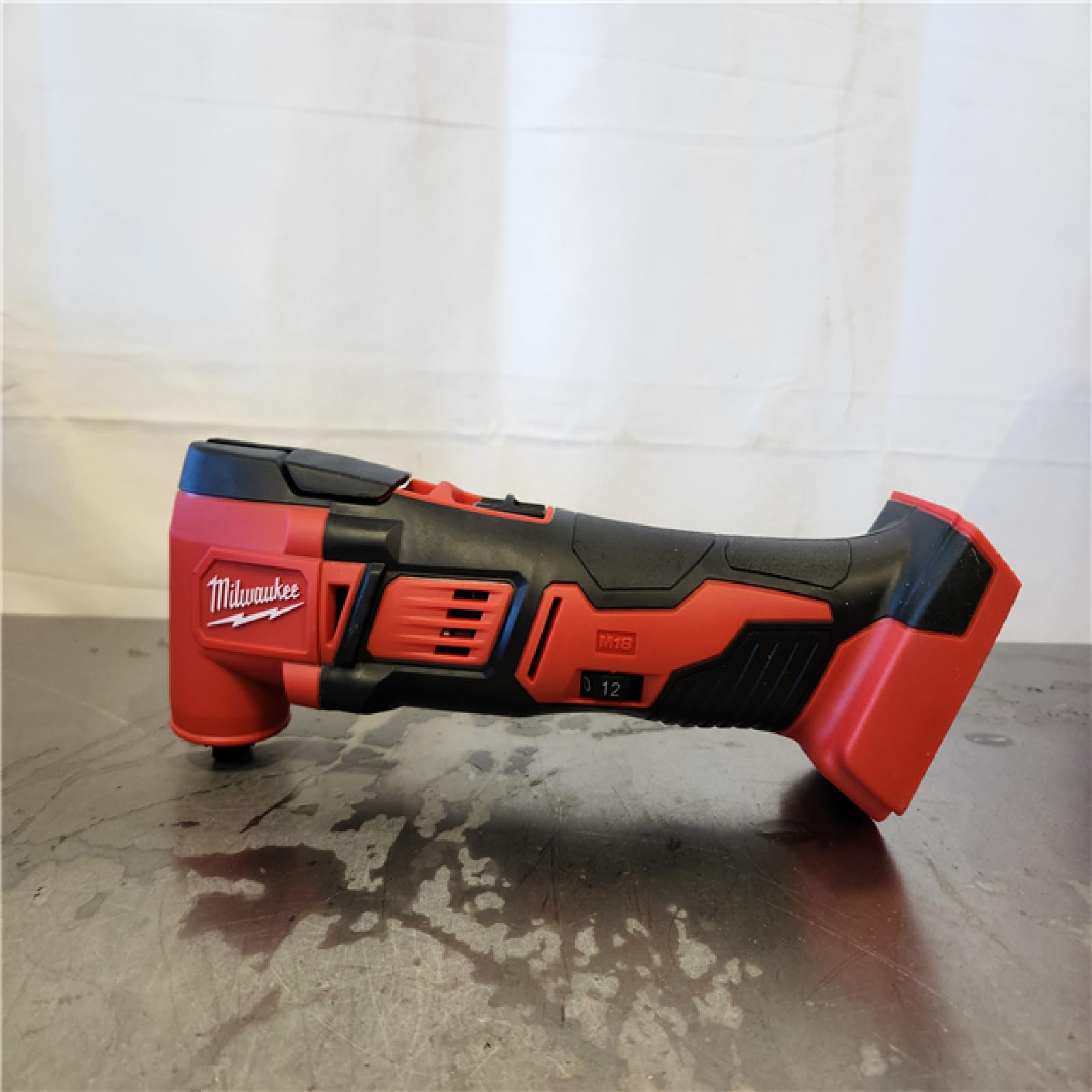 AS-IS- Milwaukee 18V Lithium-Ion Cordless Oscillating Multi-Tool Kit