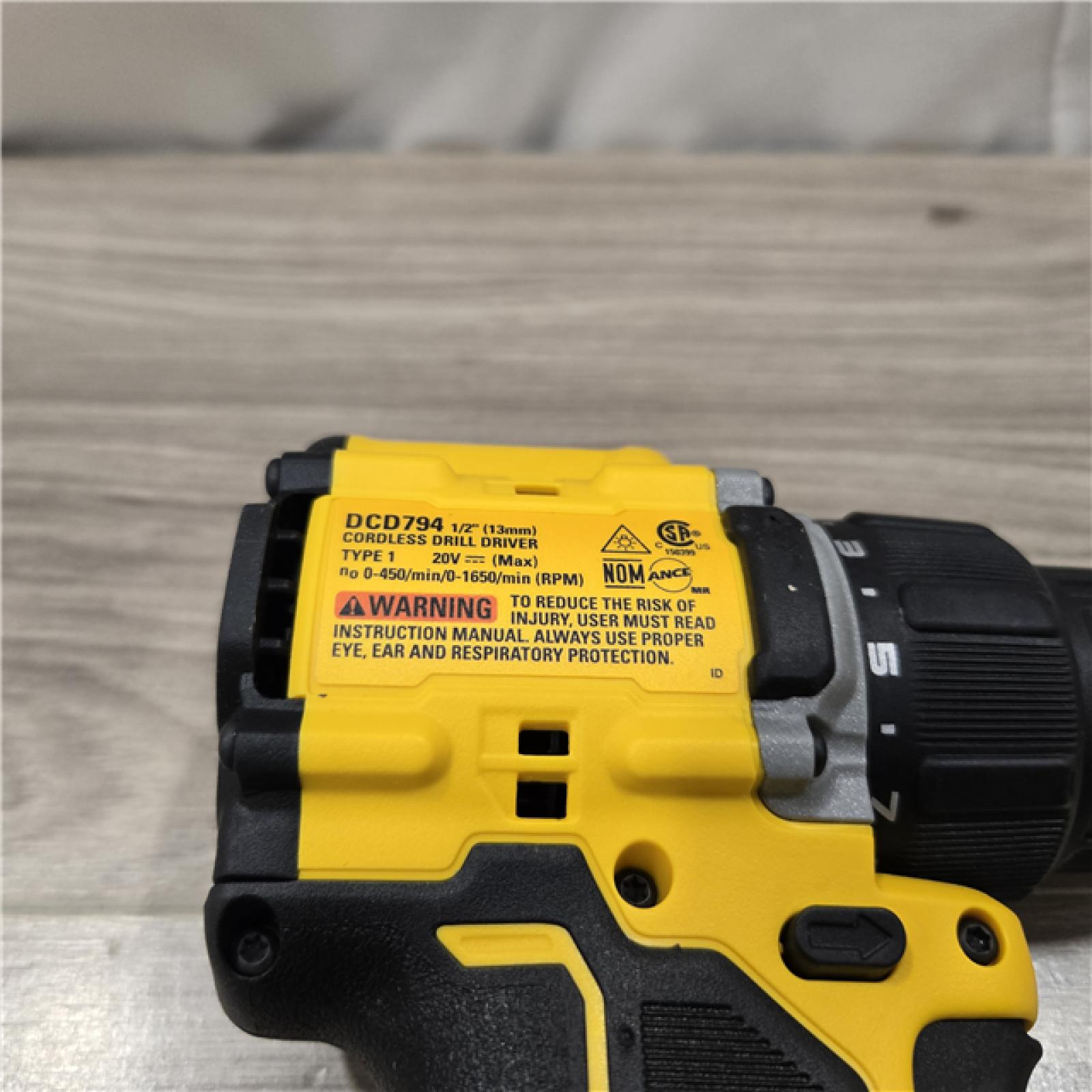 AS-IS DEWALT ATOMIC COMPACT SERIES 20V MAX* Cordless 1/2 Drill/Driver Kit