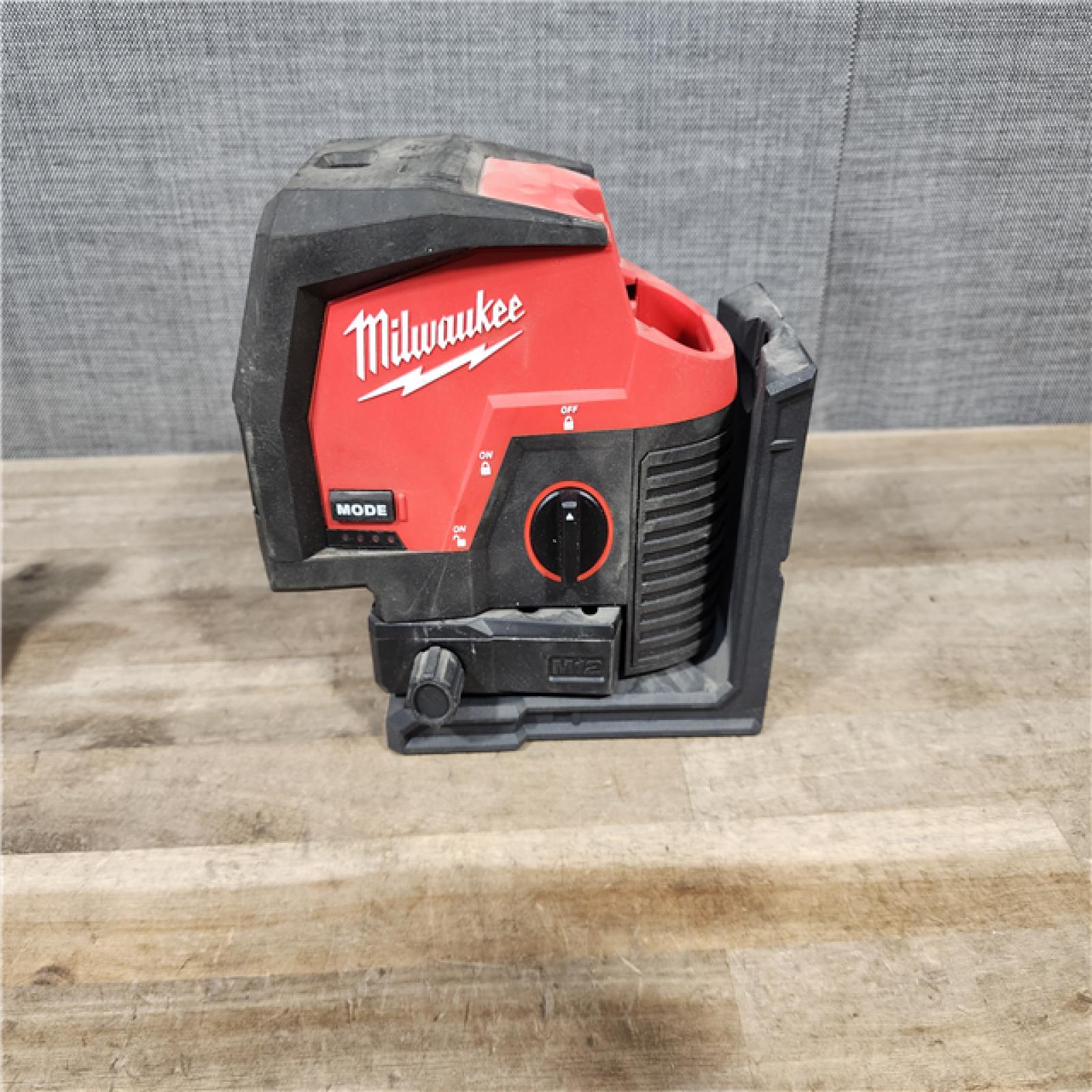 HOUSTON LOCATION - AS-IS Milwaukee Green 125 Ft. Cross Line and Plumb Points Laser Level Kit