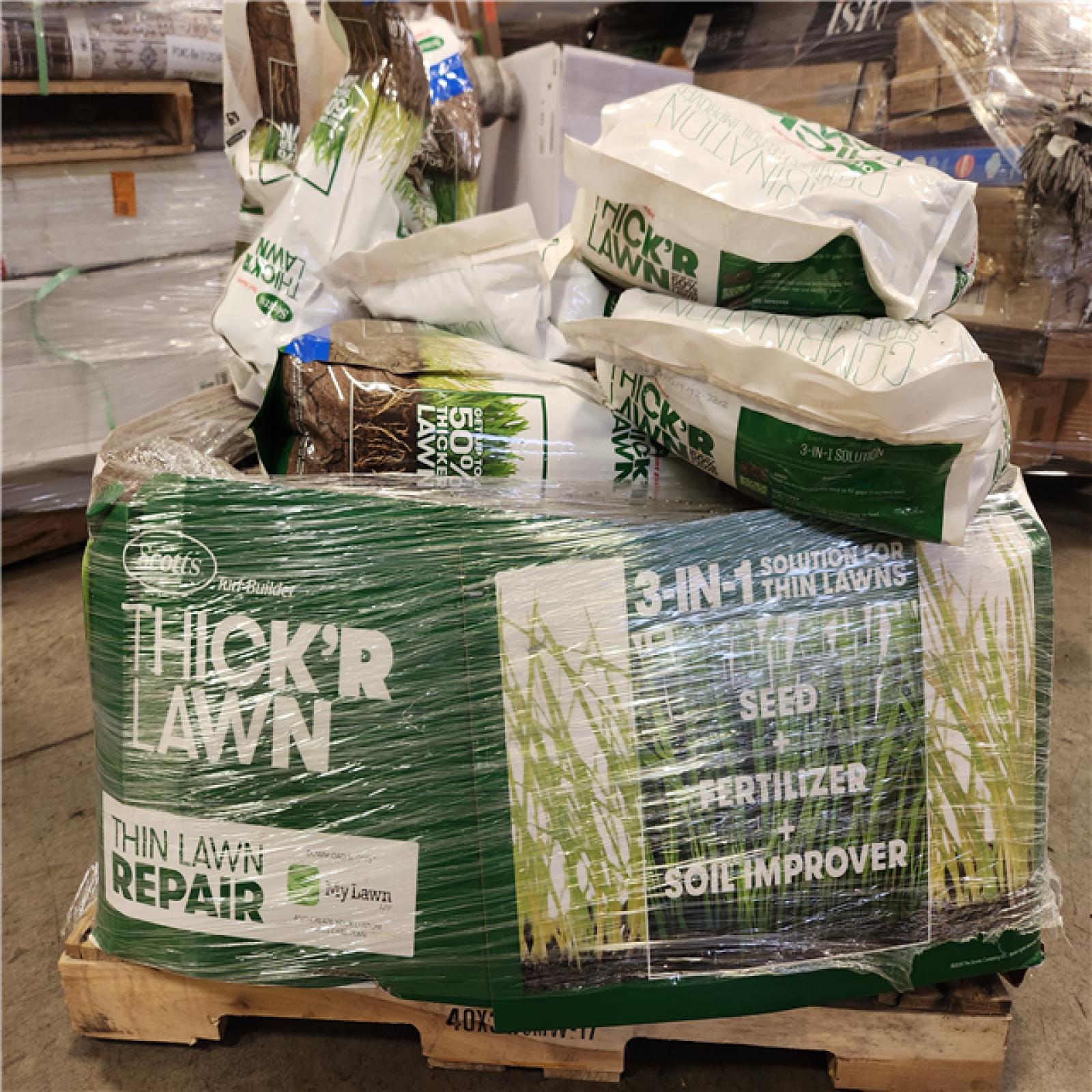 Phoenix Location Scotts Turf Builder 40 lbs. 4,000 sq. ft. THICK'R LAWN Grass Seed, Fertilizer, and Soil Improver for Sun & Shade Pallet