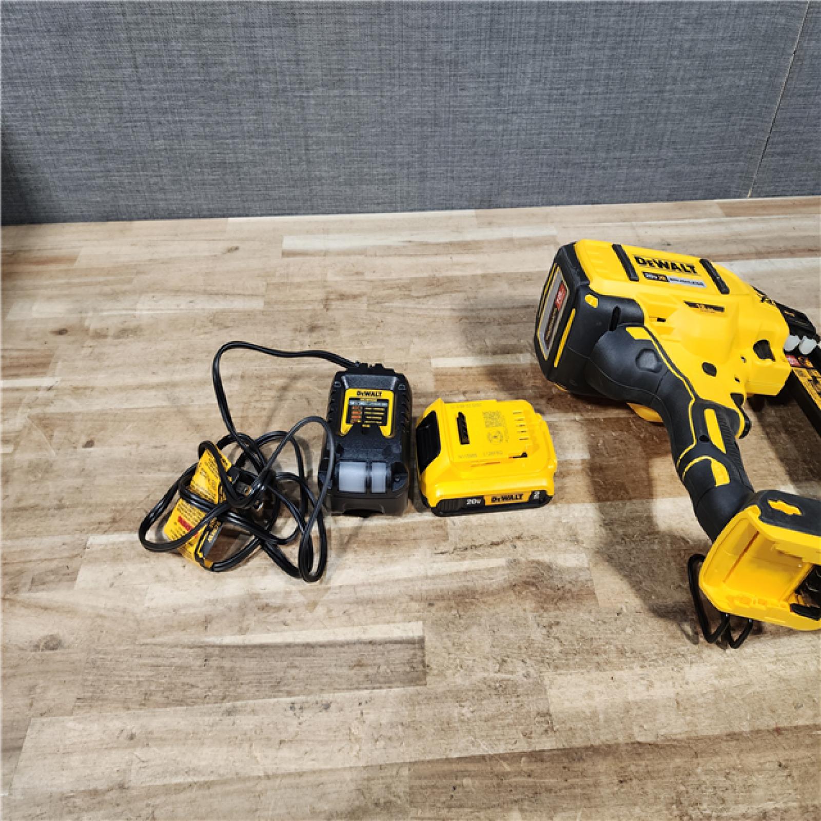 HOUSTON LOCATION - AS - IS DEWALT 20V MAX XR Lithium-Ion Cordless 18-Gauge Narrow Crown Stapler Kit