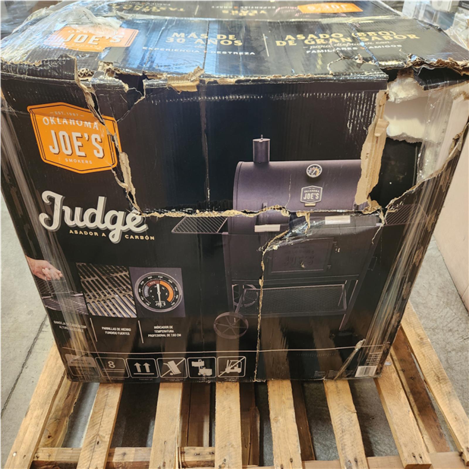 Phoenix NEW OKLAHOMA JOE'S Judge Charcoal Smoker and Grill with 540 sq. in. Cooking Area in Black