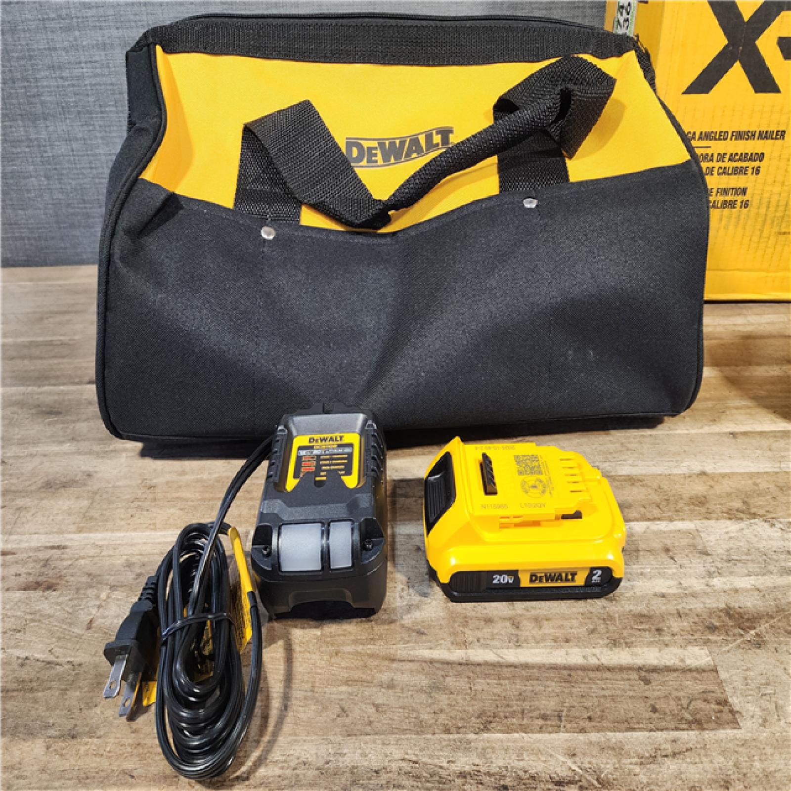 HOUSTON LOCATION - AS-IS DEWALT 20V MAX XR 16-Gauge Electric Cordless Angled Finishing Nailer Kit