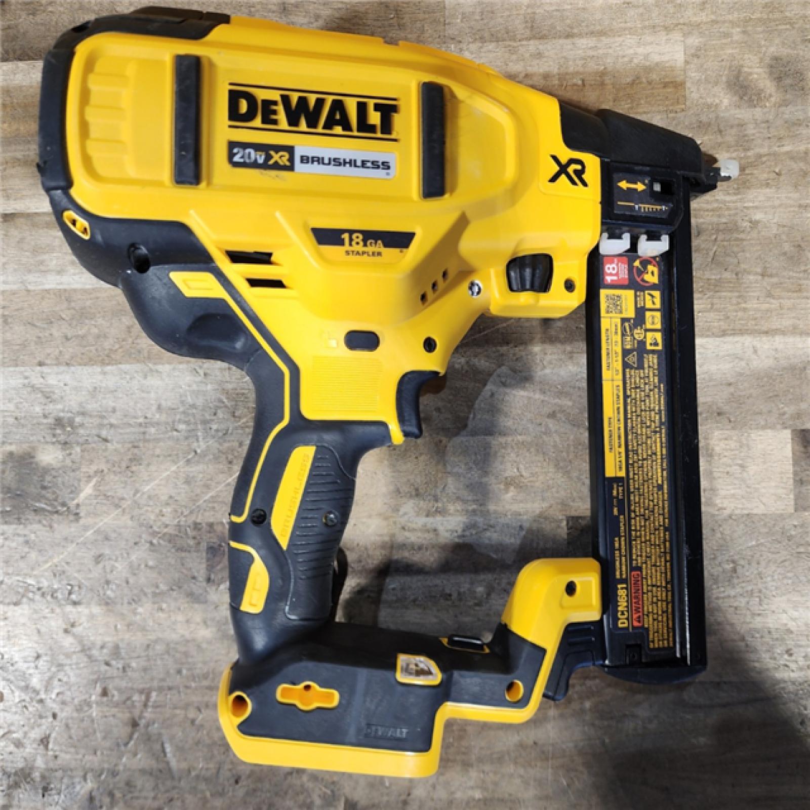 HOUSTON LOCATION - AS-IS DeWALT DCN681D1 20V MAX 18ga Cordless Brushless Narrow Crown Stapler Kit w/ BATTERY & CHARGER