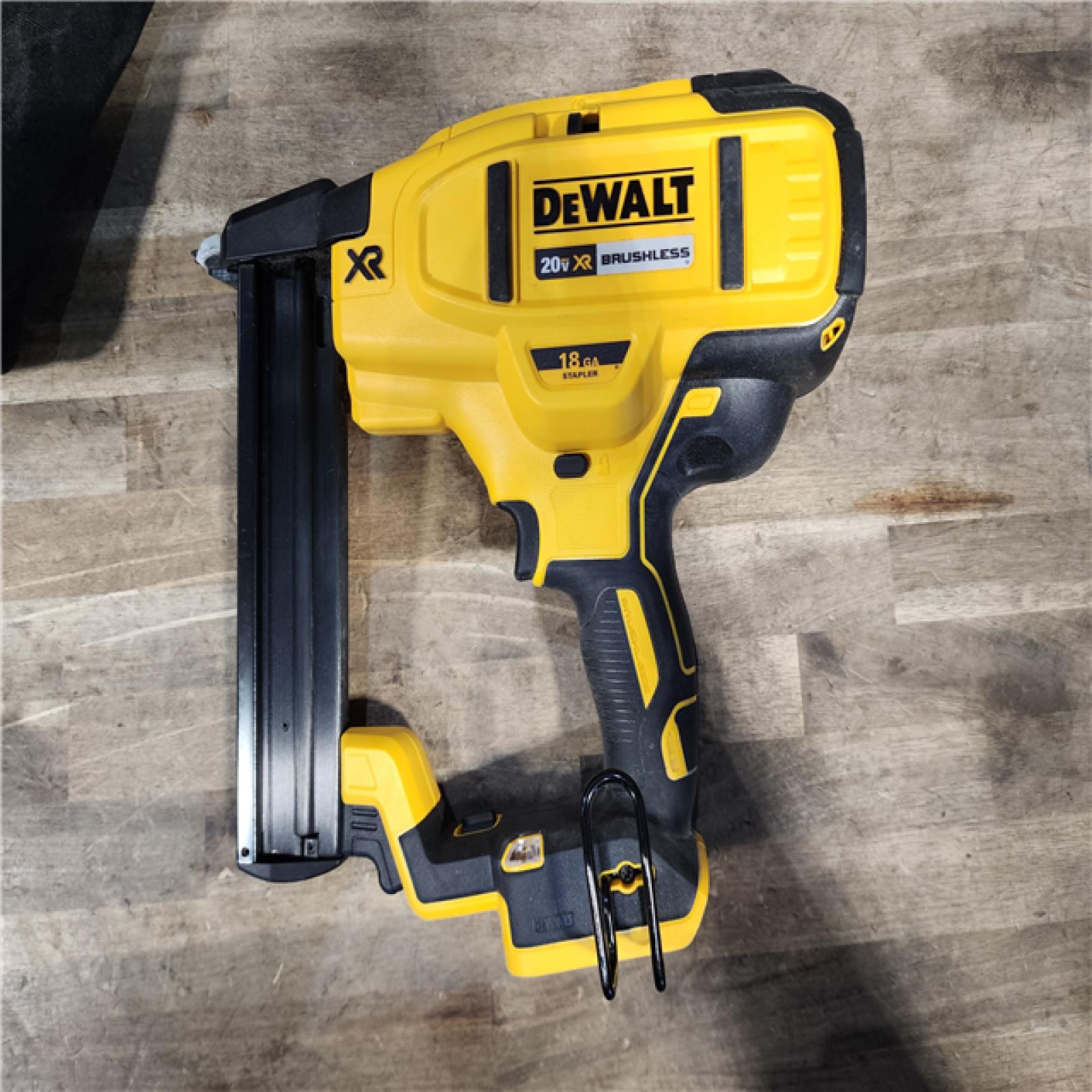 HOUSTON LOCATION - AS-IS DeWALT DCN681D1 20V MAX 18ga Cordless Brushless Narrow Crown Stapler Kit w/ BATTERY & CHARGER