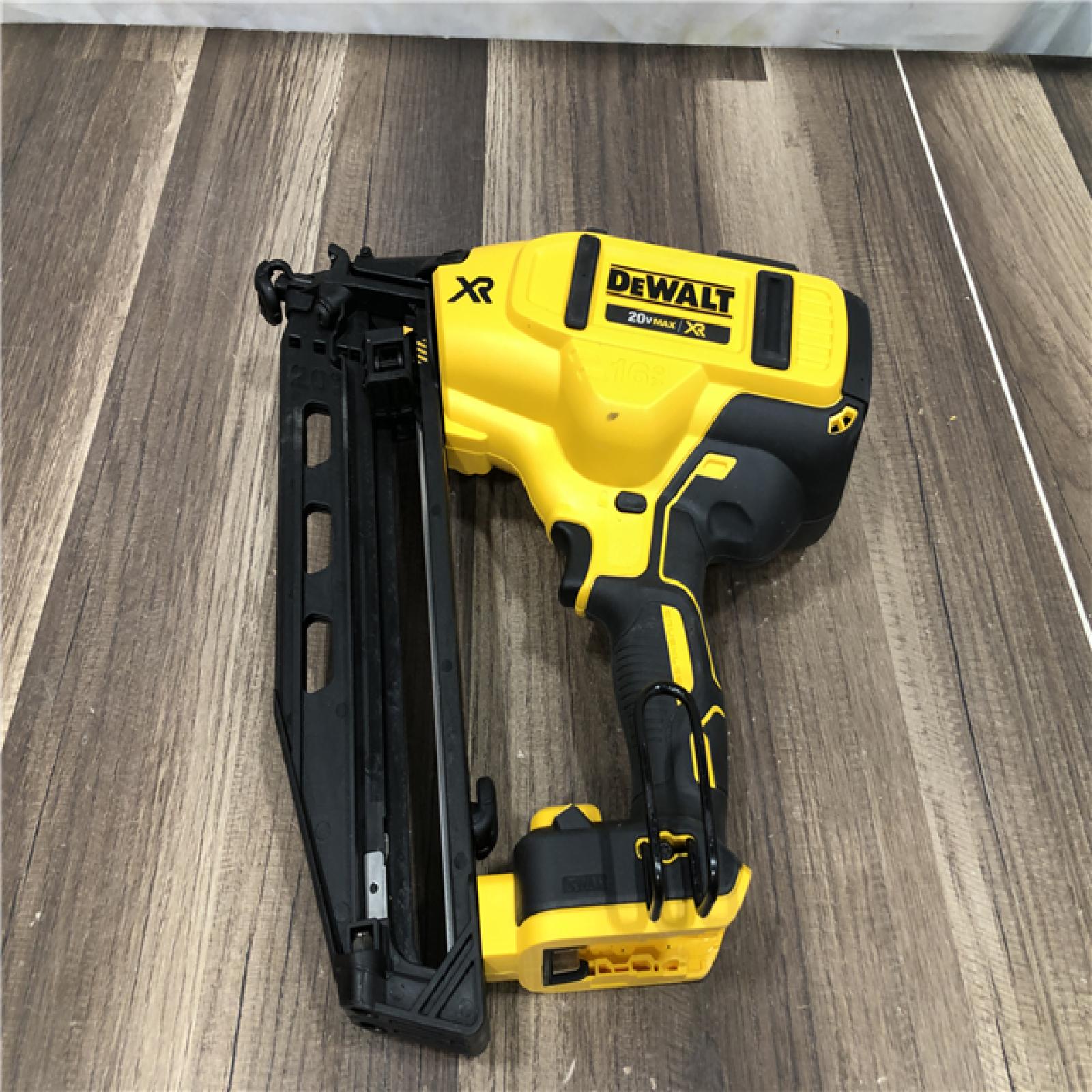 AS-IS DEWALT 20V MAX XR 16-Gauge Electric Cordless Angled Finishing Nailer Kit