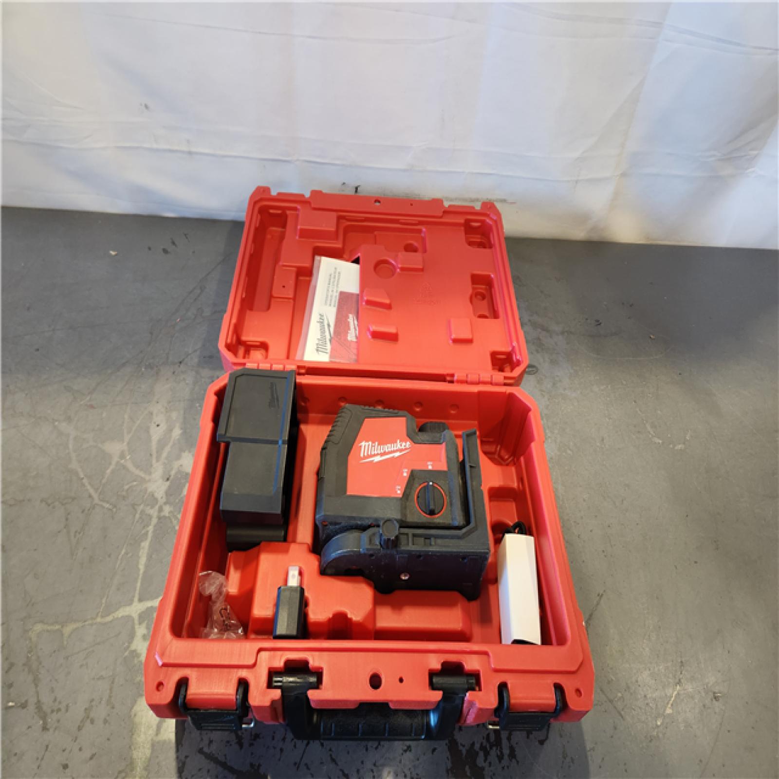 AS-IS- Milwaukee Green 100 ft. Cross Line and Plumb Points Rechargeable Laser Level Kit