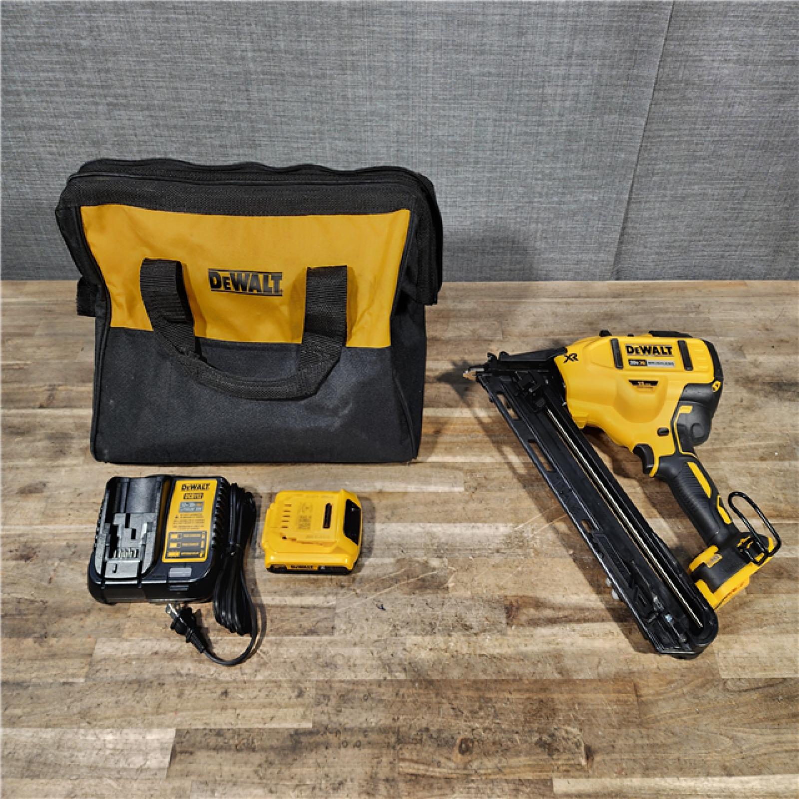 HOUSTON LOCATION - AS-IS DeWalt 15 GA ANGLED FINISH NAILER KIT W/ BATTERY & CHARGER