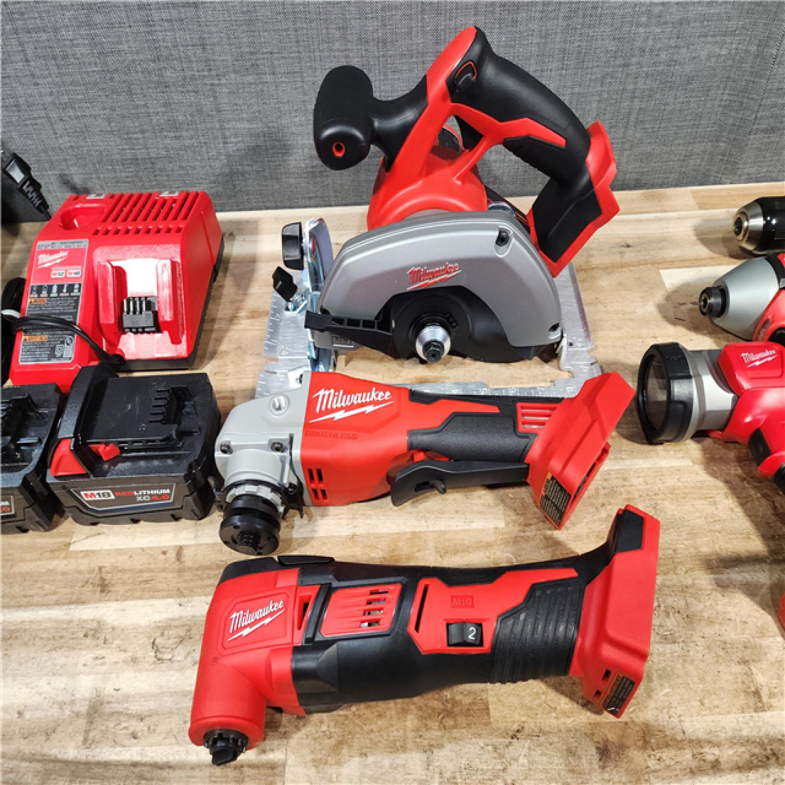 HOUSTON LOCATION - AS-IS MILWAUKEE 6 TOOL COMBO KIT W/ (2) BATTERY & CHARGER