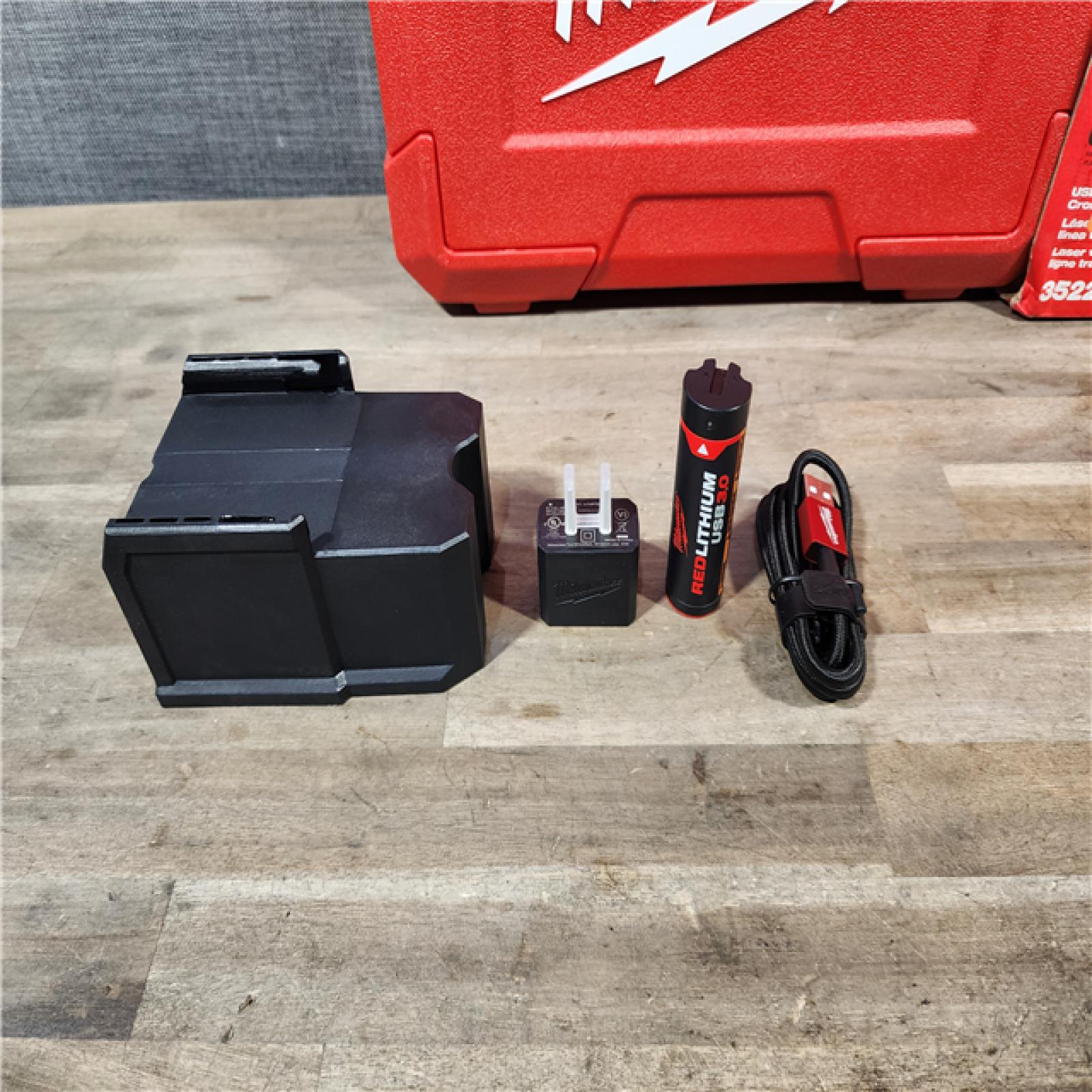 HOUSTON LOCATION - AS-IS (APPEARS LIKE NEW) Milwaukee-3522-21 Green Beam Laser Cross Line Plumb Point USB Rechargeable