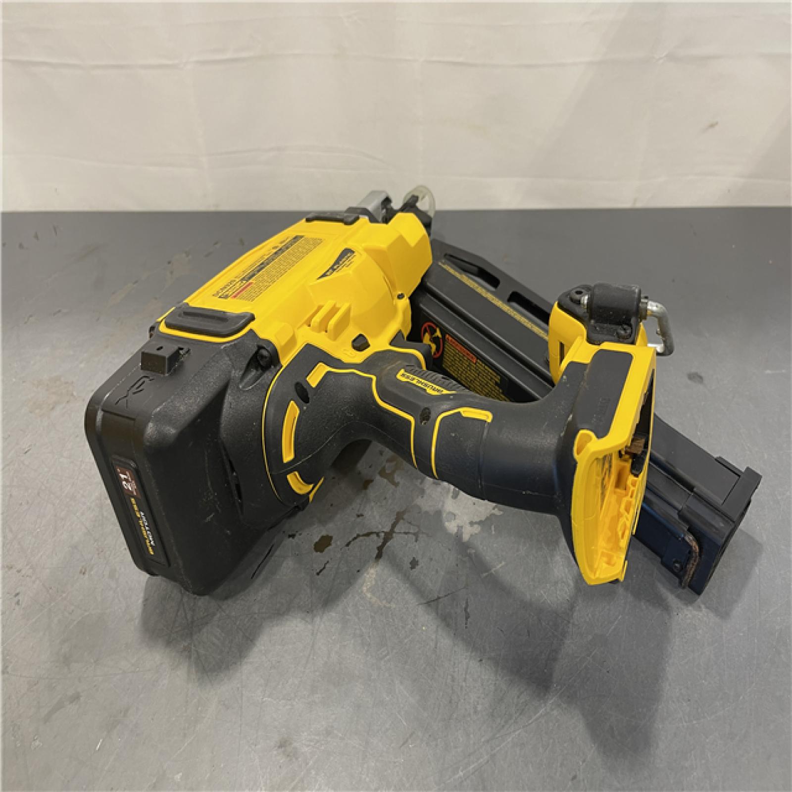 AS-IS - DEWALT 20-Volt 21° Cordless Framing Nailer