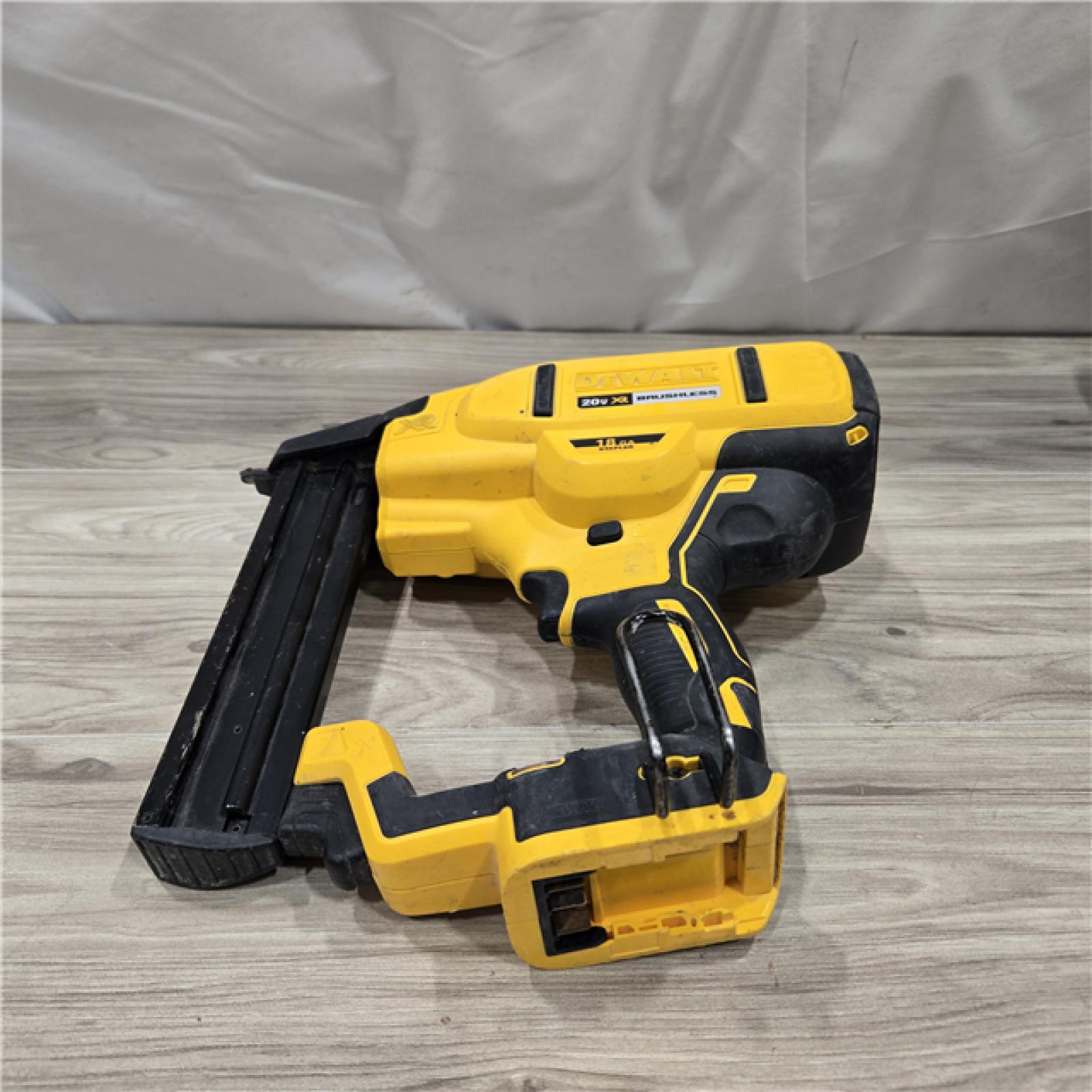 AS-IS DeWALT DCN681D1 20V MAX 18ga Cordless Narrow Crown Stapler Kit