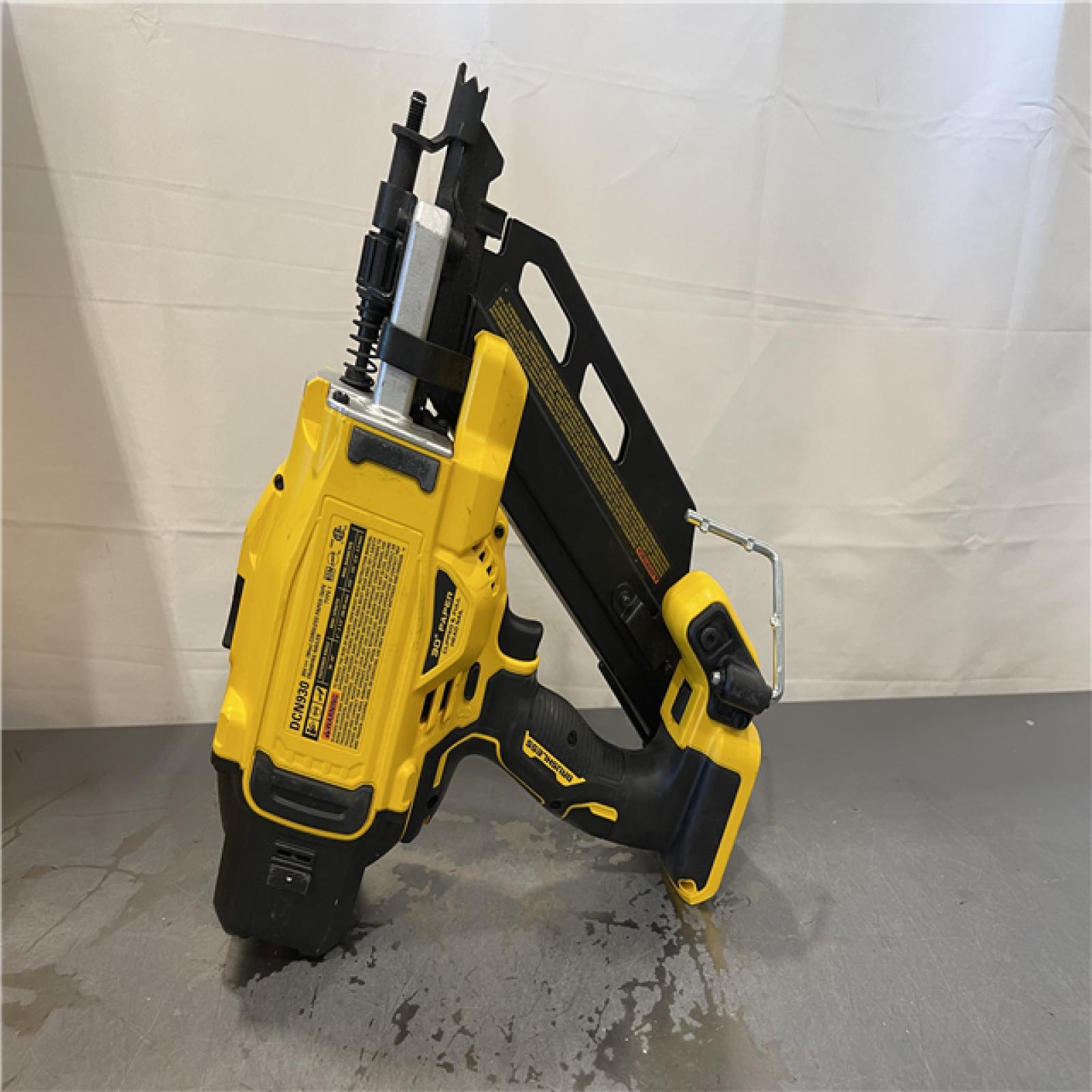 AS-IS - DEWALT 20-Volt 21° Cordless Framing Nailer