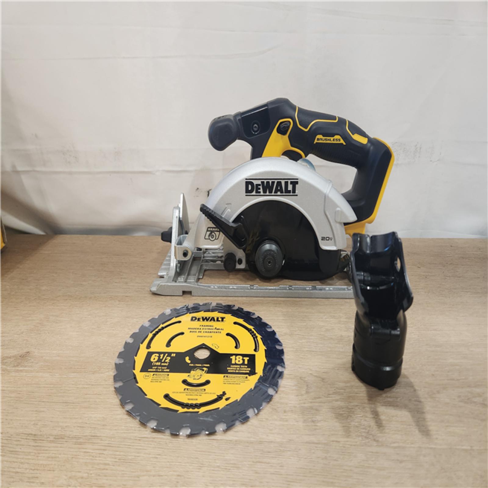 LIKE-NEW- DEWALT 20V MAX Cordless 1 in. PEX Expansion Tool  PEX Expander Grease and Case