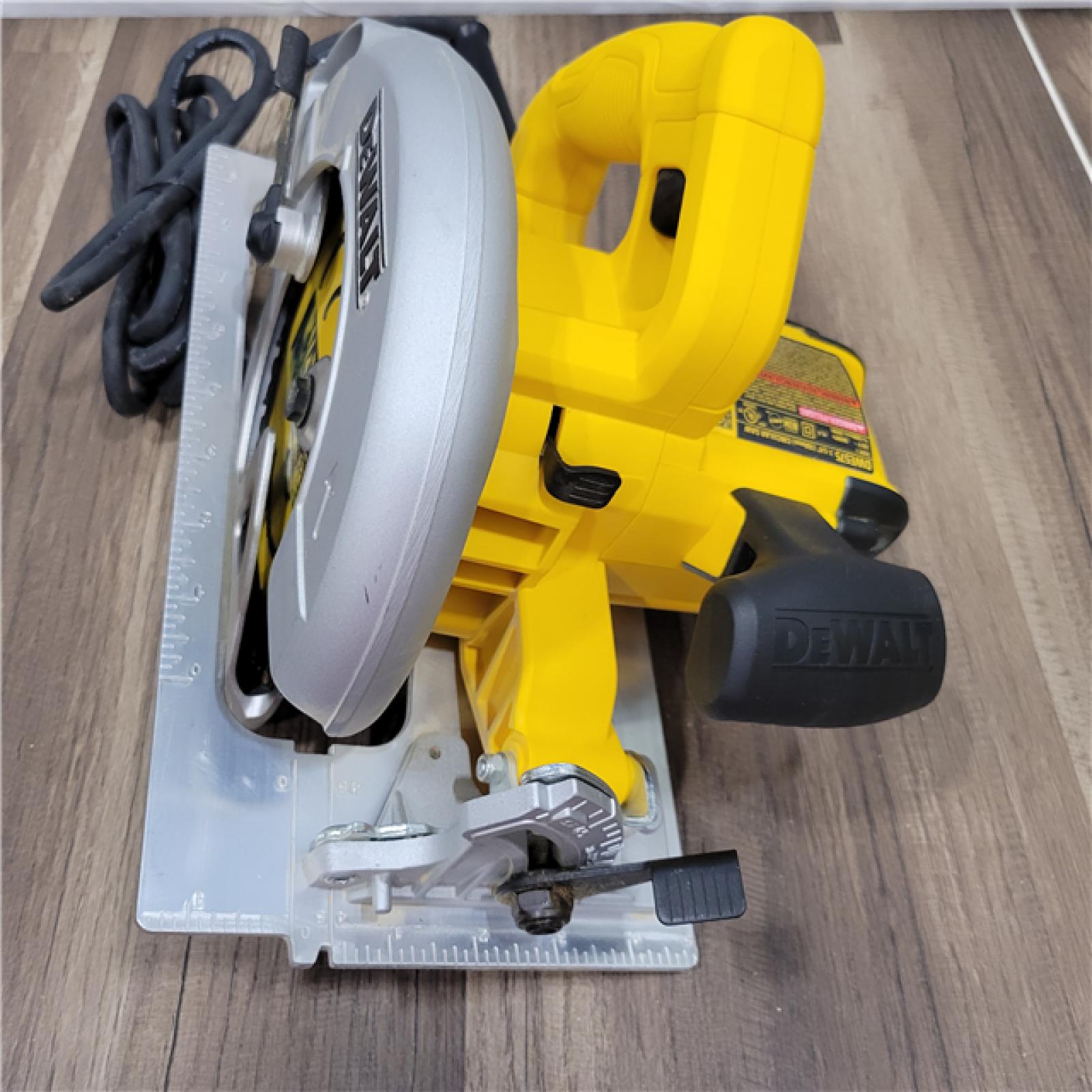 GOOD  DEWALT  15 Amp Corded 7-1/4 in. Lightweight Circular Saw