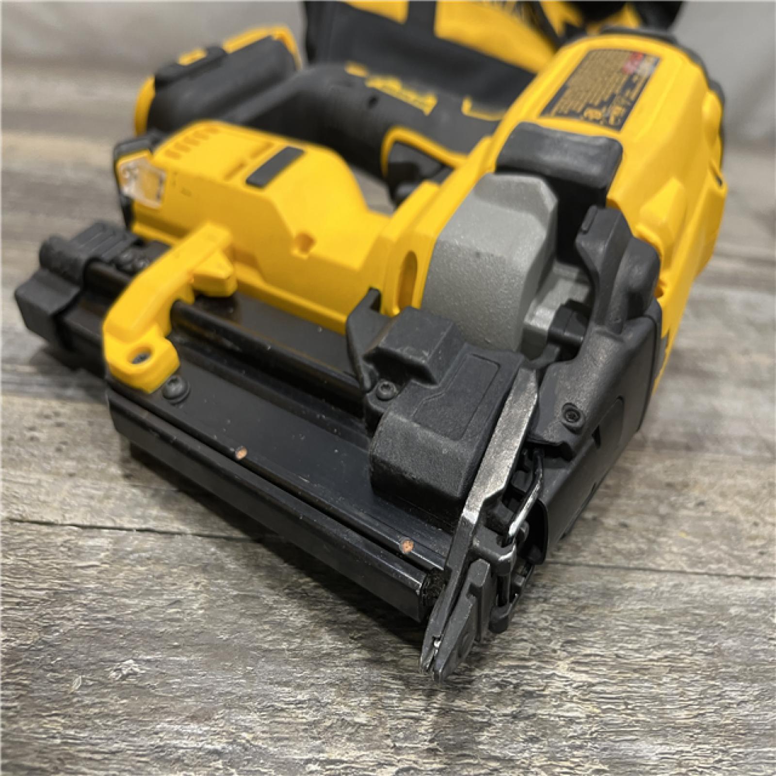AS-IS DEWALT ATOMIC 20V MAX Lithium Ion Cordless 23 Gauge Pin Nailer Kit