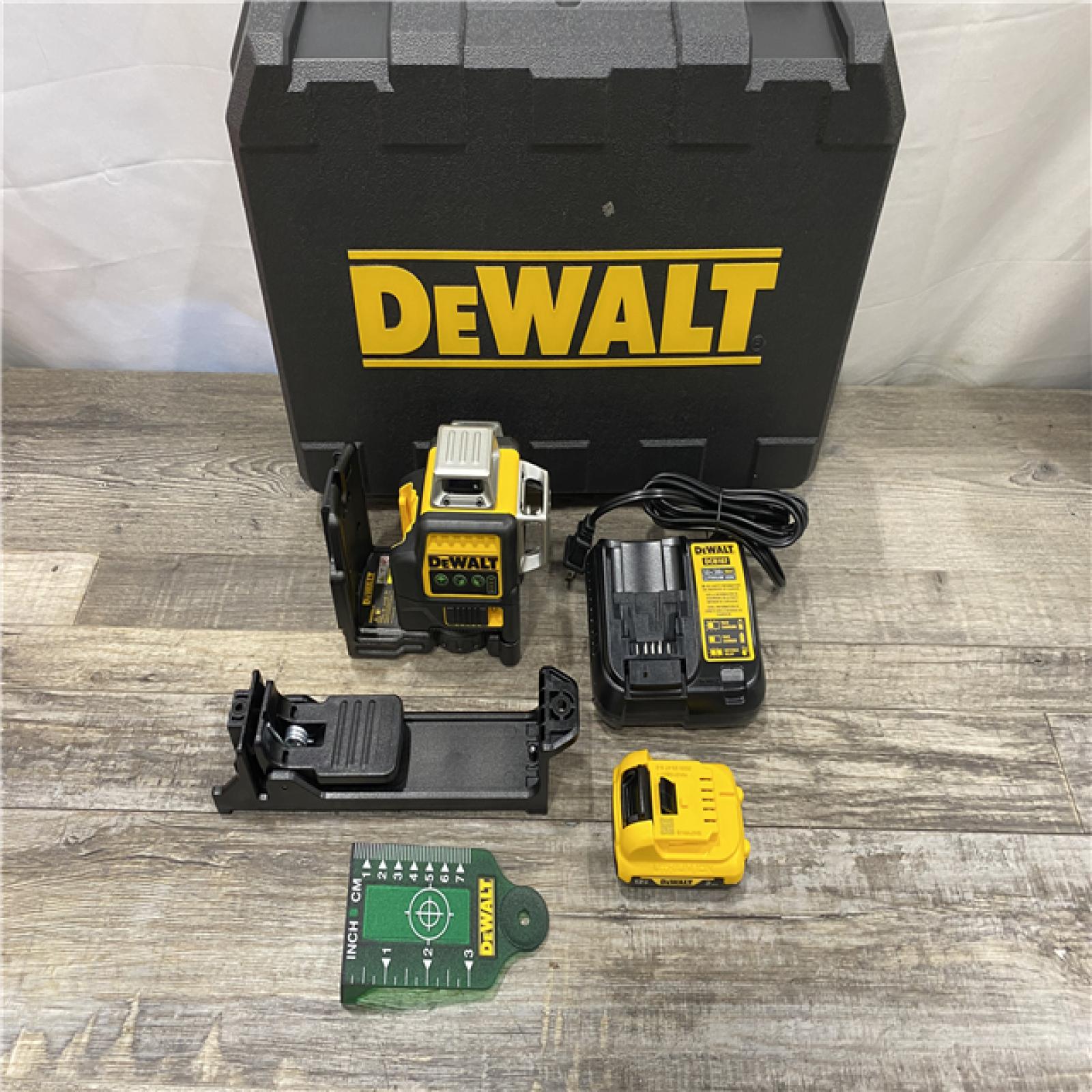 LIKE NEW - DEWALT 12V MAX Lithium-Ion 100 ft. Green Self-Leveling 3-Beam 360 Degree Laser Level Kit