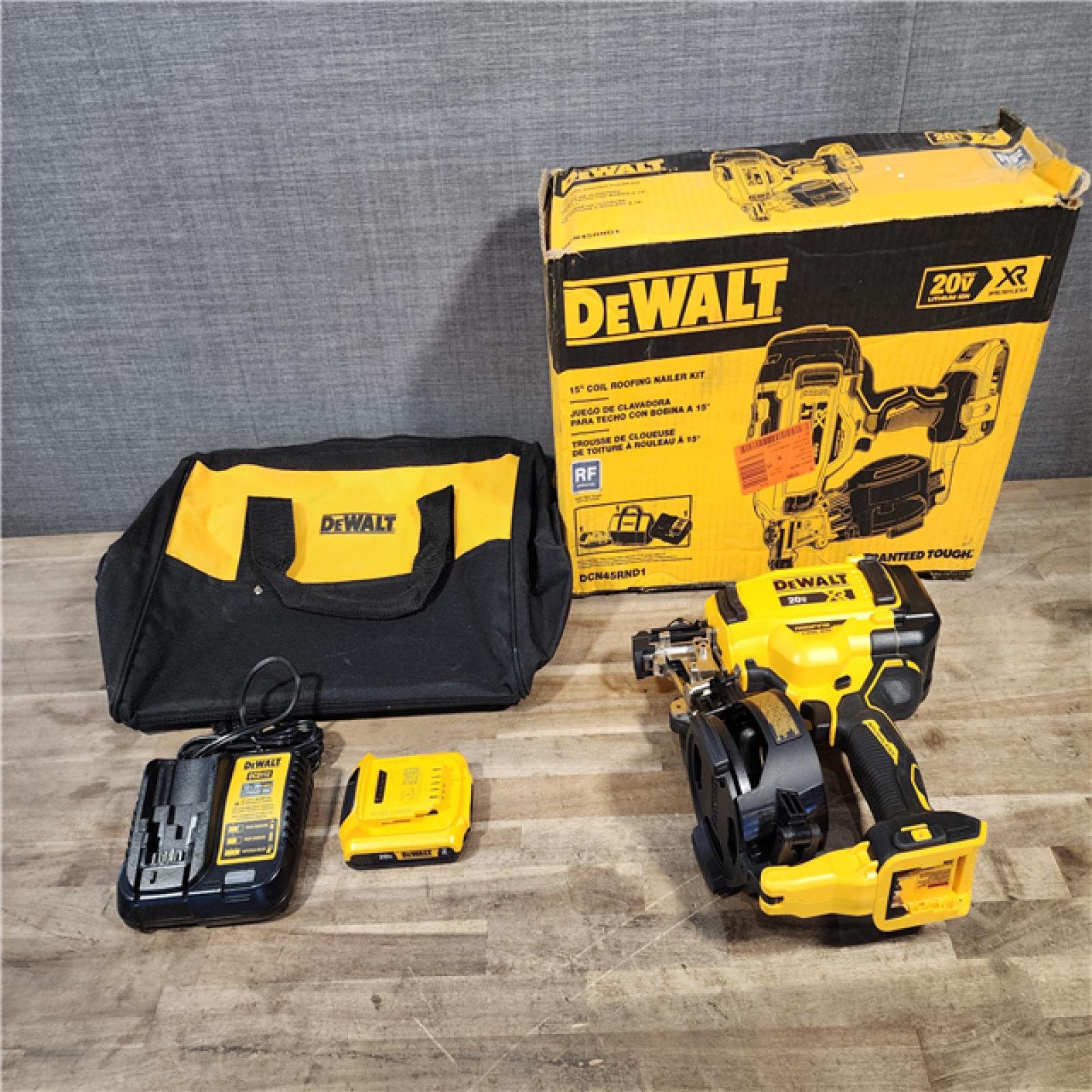 HOUSTON LOCATION - AS-IS DEWALT Roofing Nailer Cordless Kit w/ Battery & Charger