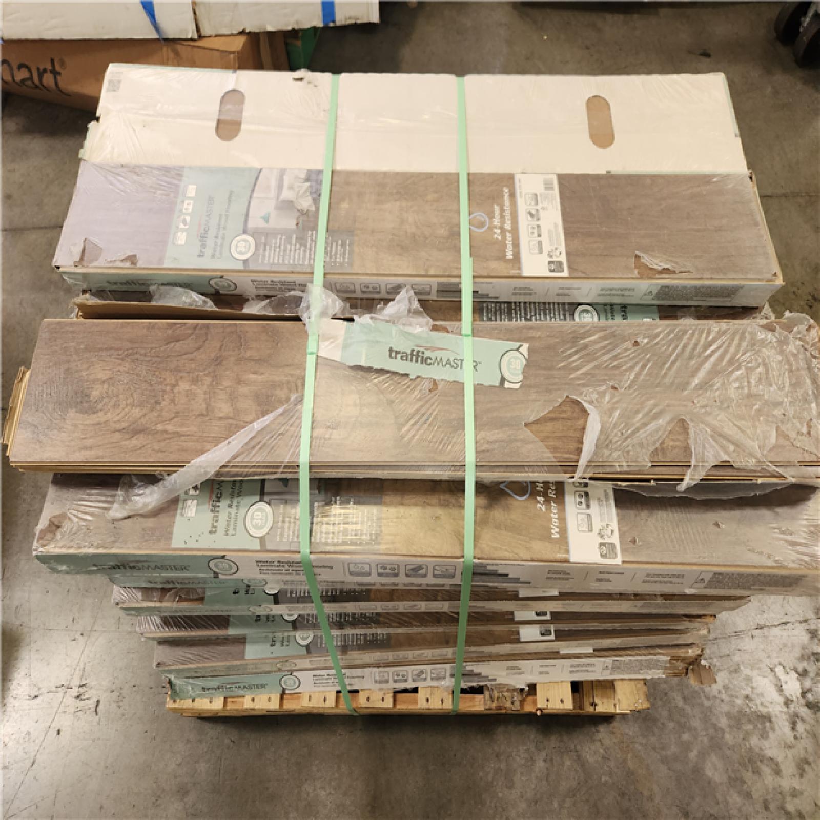 Phoenix Location TrafficMaster Mena Creek Oak 7 mm T x 7.56 in. W Water Resistant Laminate Wood Flooring (1037 sqft/39 case)