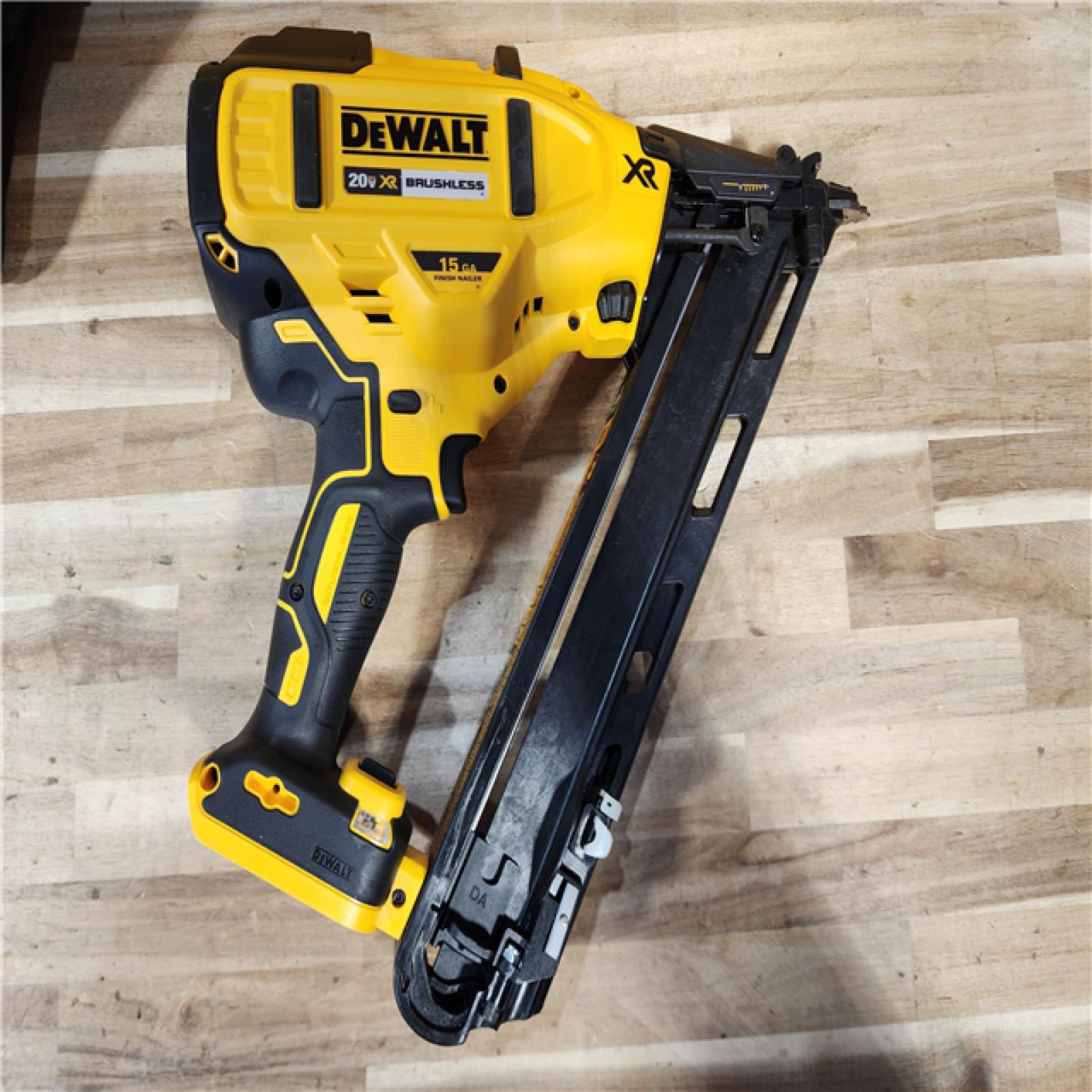 HOUSTON LOCATION - AS-IS DEWALT 20V MAX XR Lithium-Ion Cordless 2-1/2 in. 15-Gauge Finish Nailer Kit